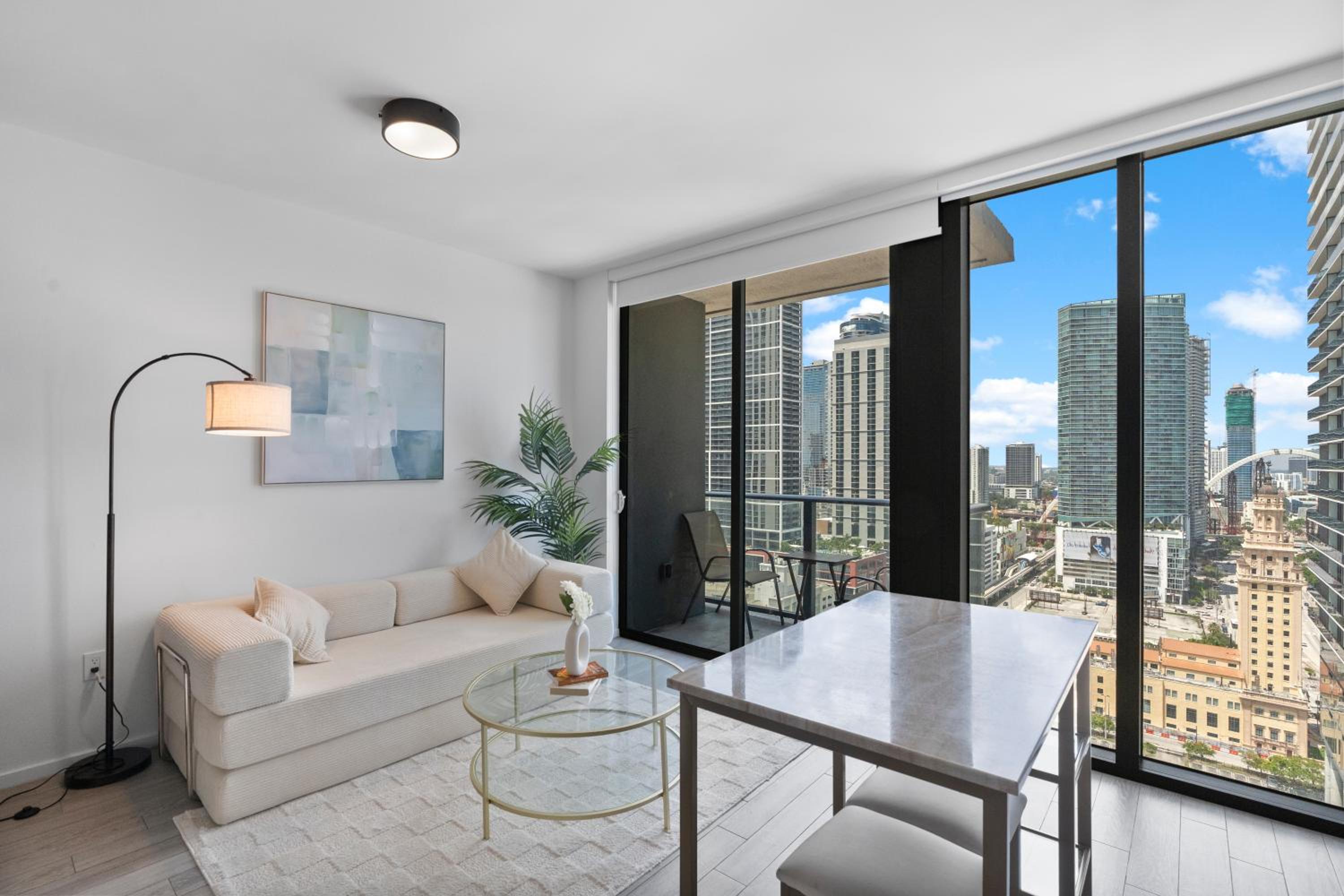 High-Rise Luxury Condo in Downtown Miami with Ocean Views