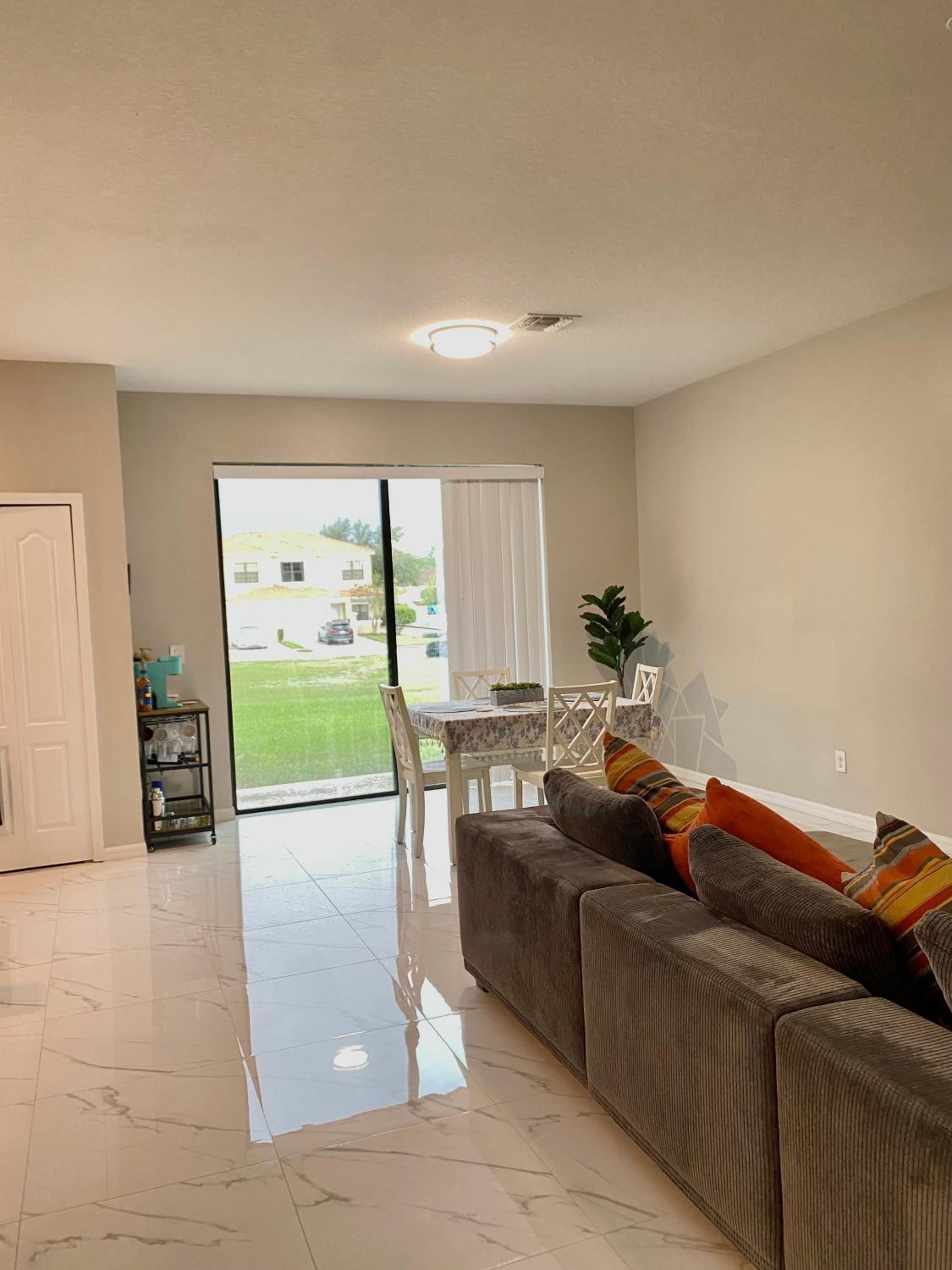 Modern Tropical Family Retreat near Legoland, Disney, Universal and Bok Towers