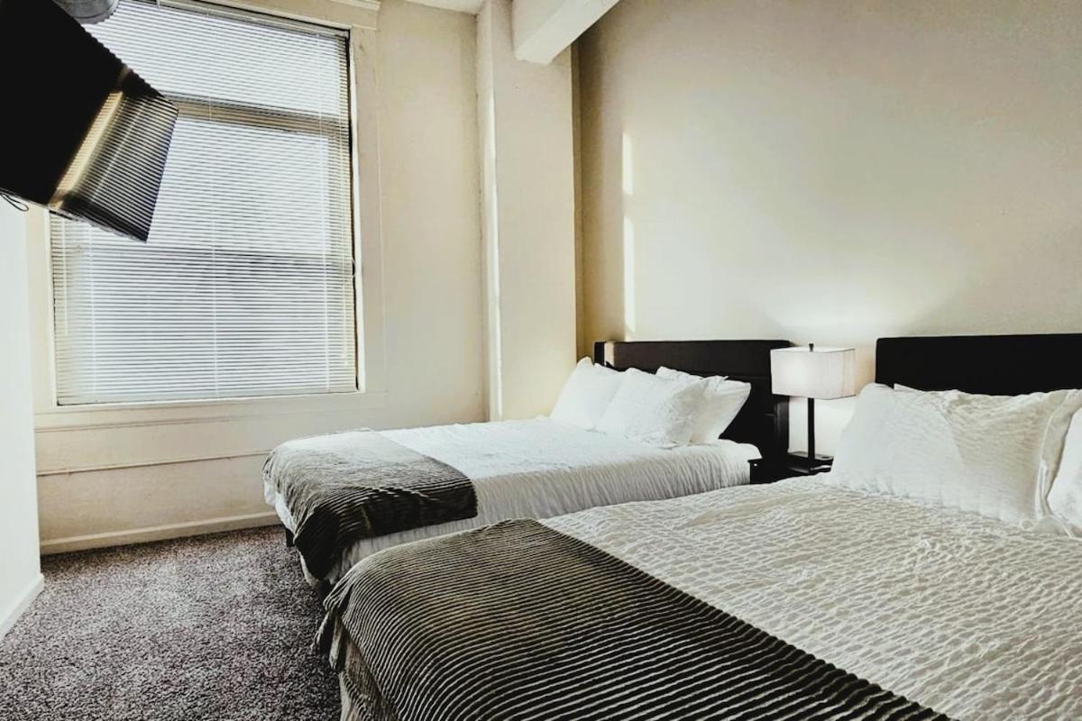 Spacious Loft with Fireplace - near CSU, Playhouse, Progressive field, R&R Hall of Fame with Gym & Sauna and Sleeps 12