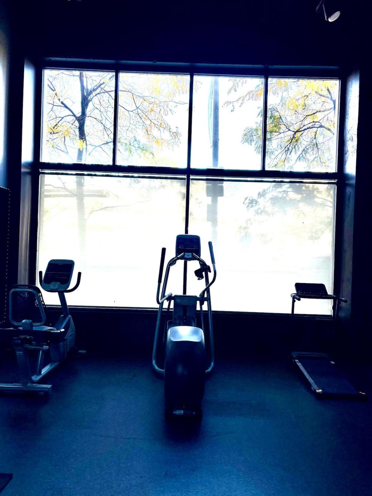 Spacious Loft with Fireplace - near CSU, Playhouse, Progressive field, R&R Hall of Fame with Gym & Sauna and Sleeps 12