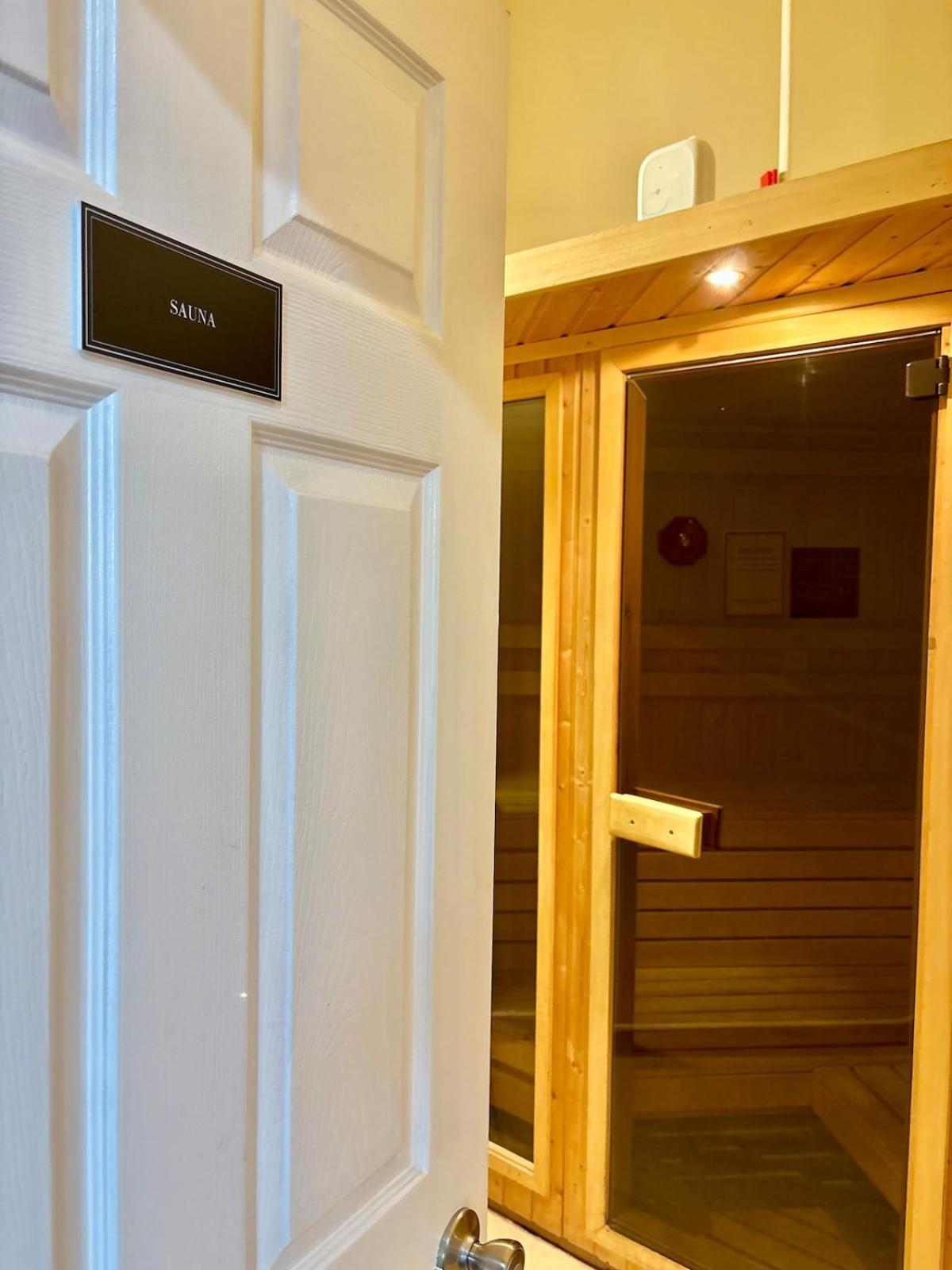 Spacious Loft with Fireplace - near CSU, Playhouse, Progressive field, R&R Hall of Fame with Gym & Sauna and Sleeps 12