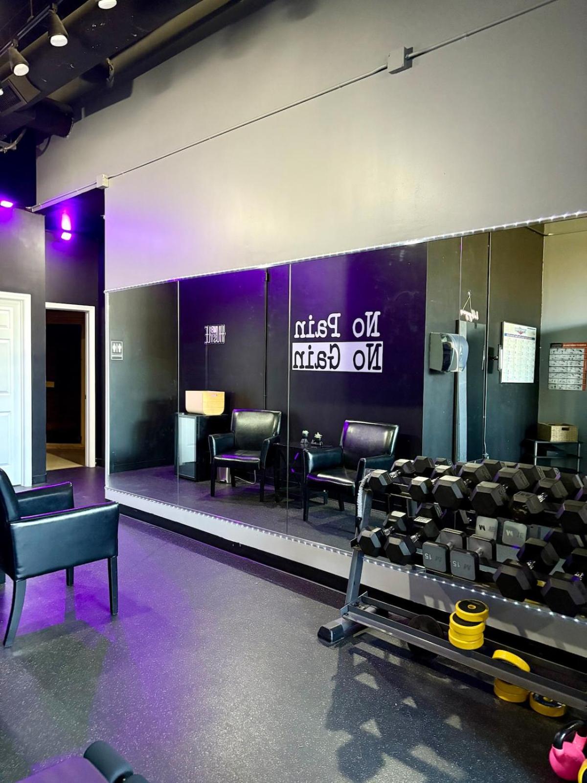 Spacious Loft with Fireplace - near CSU, Playhouse, Progressive field, R&R Hall of Fame with Gym & Sauna and Sleeps 12