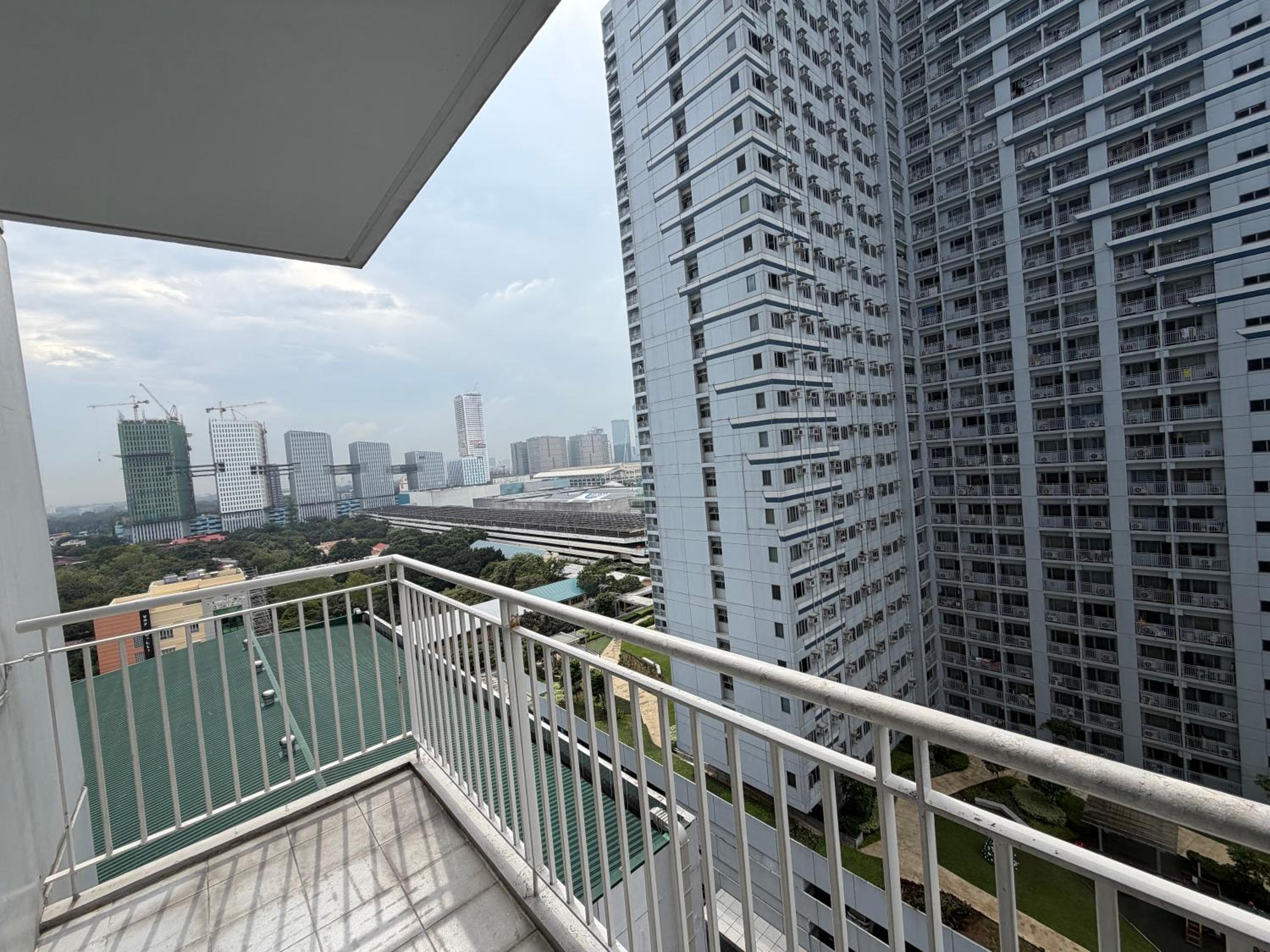Staycation big room sm north grass residences 2 bed