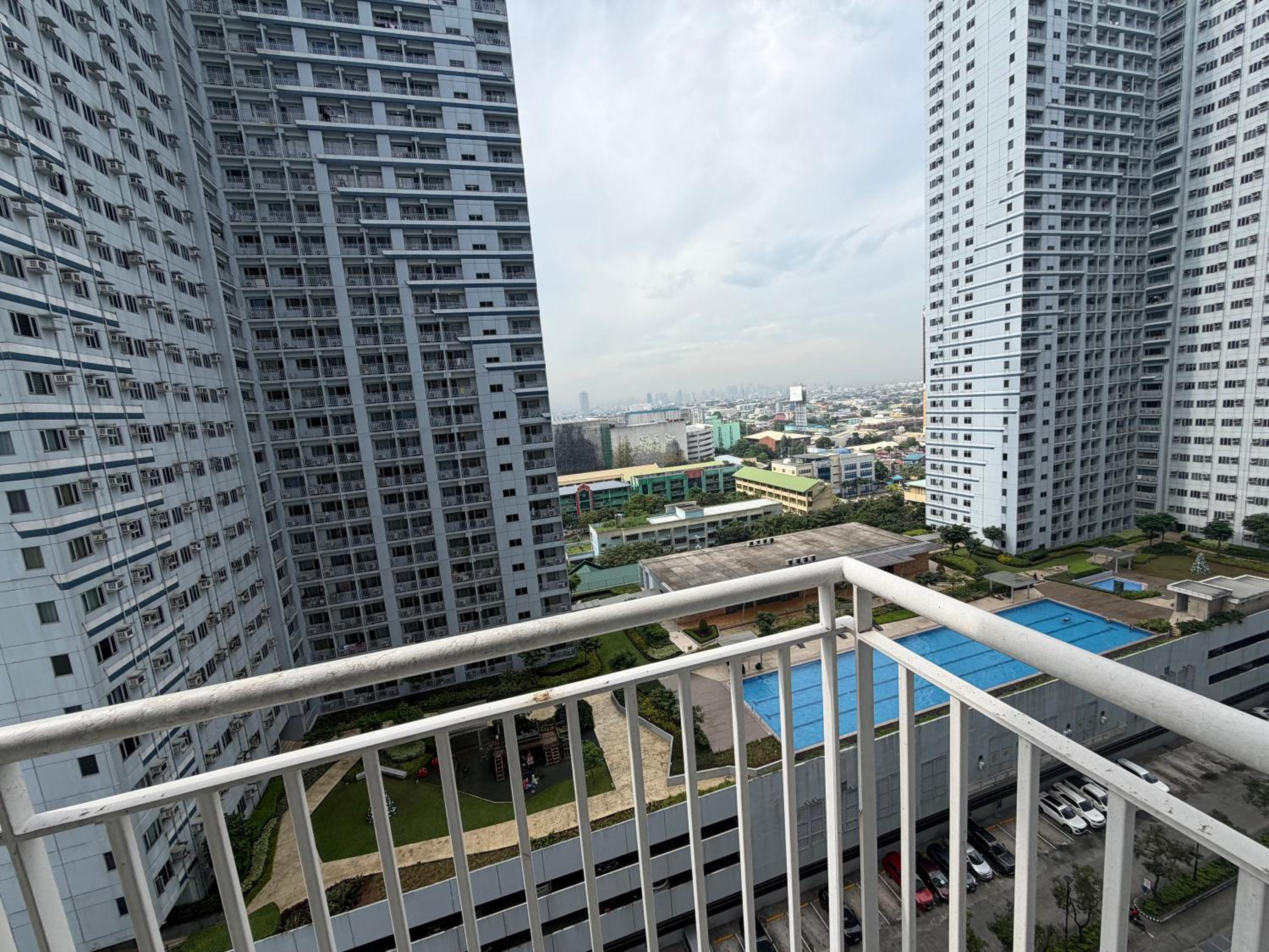 Staycation big room sm north grass residences 2 bed