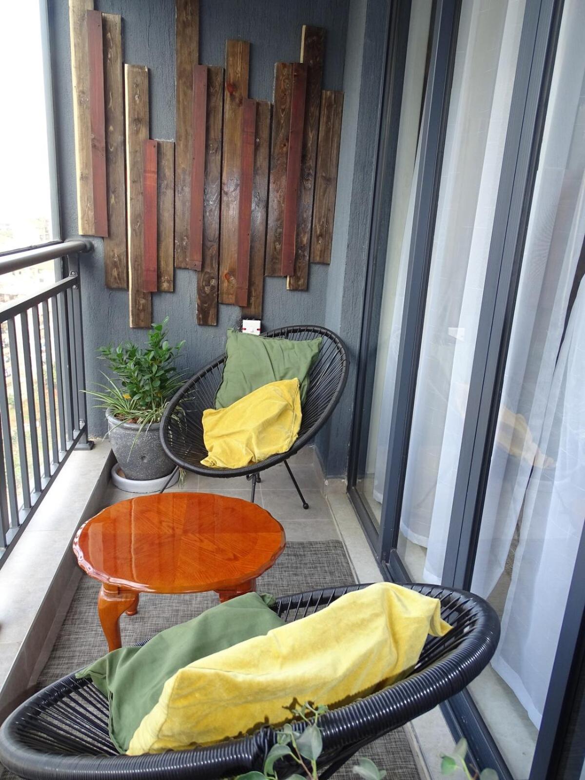 Cozy Top-Floor Apartment with Balcony & City Views near United Nations Office
