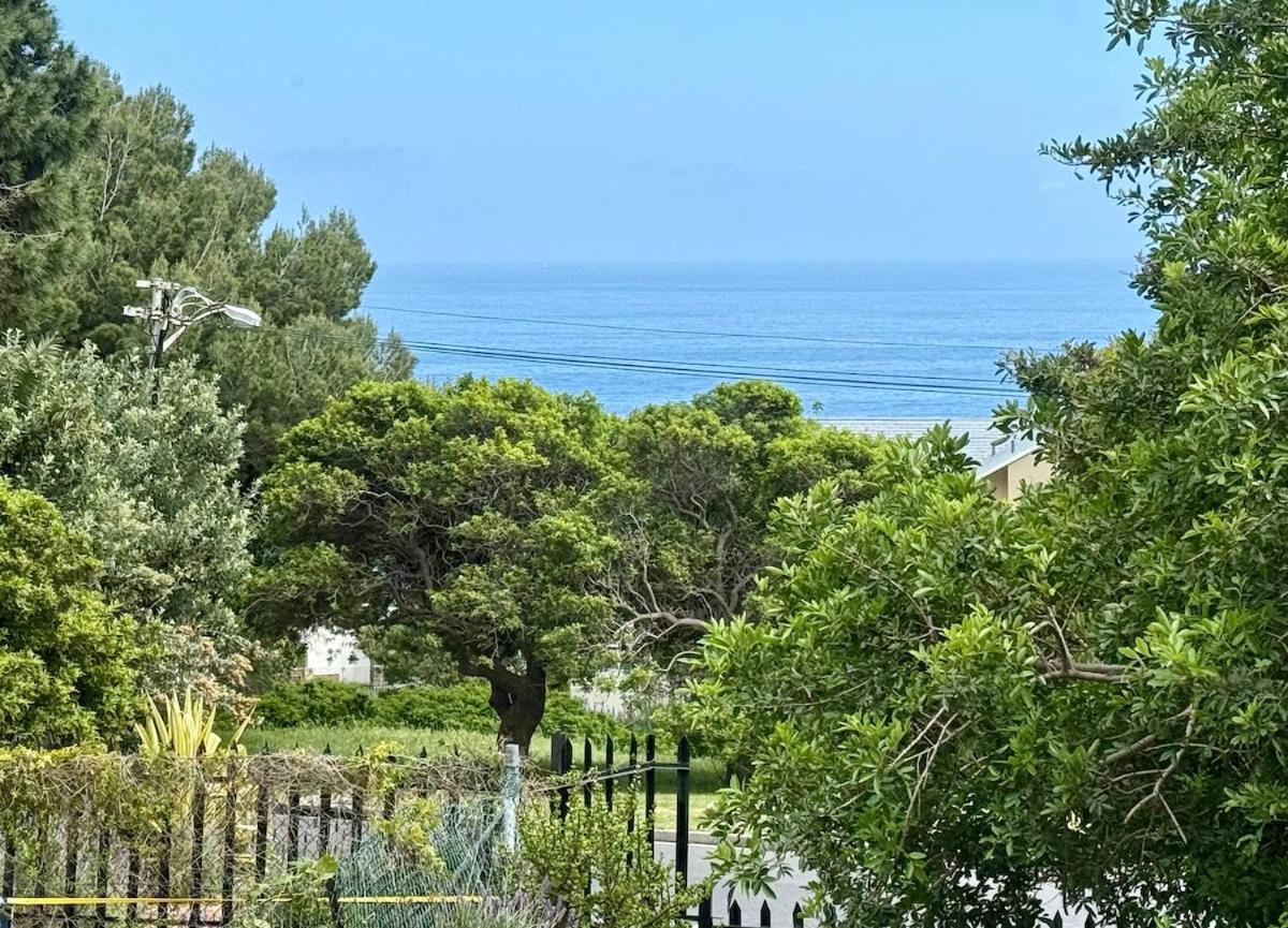 Camps Bay Family home with Sea View and Big Garden, Pets Welcome