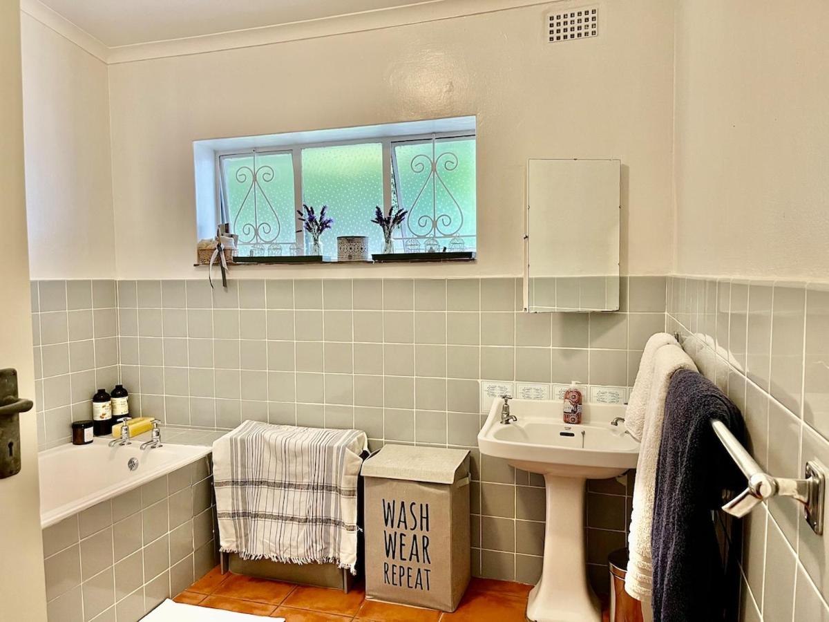 Camps Bay Family home with Sea View and Big Garden, Pets Welcome