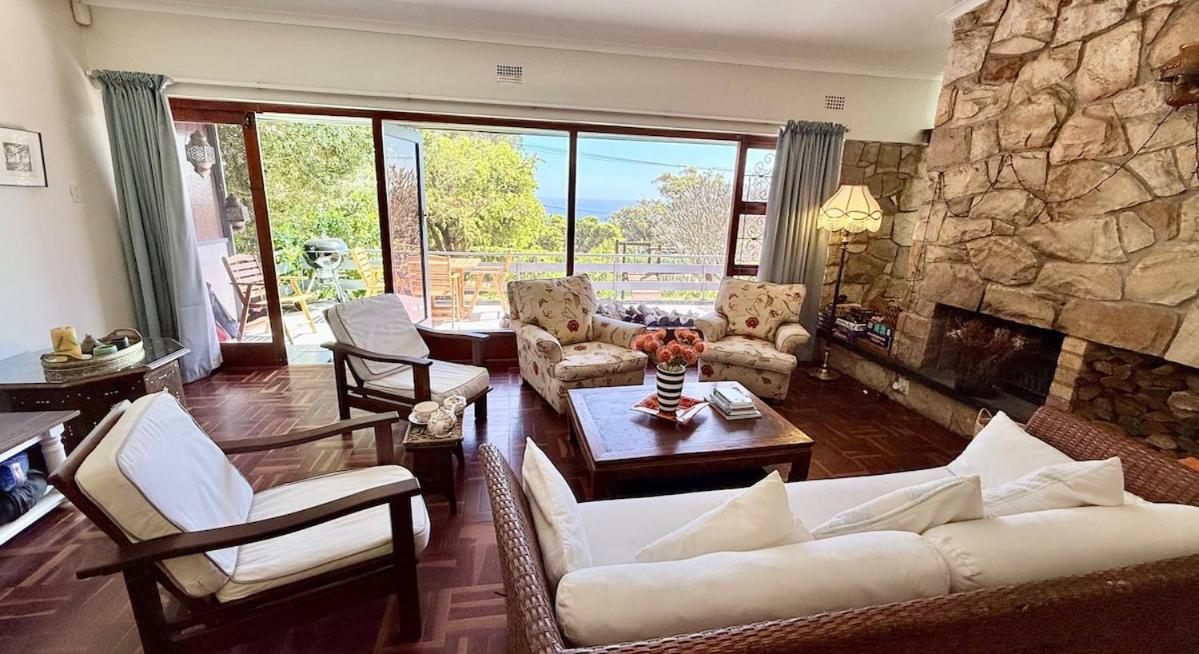 Camps Bay Family home with Sea View and Big Garden, Pets Welcome