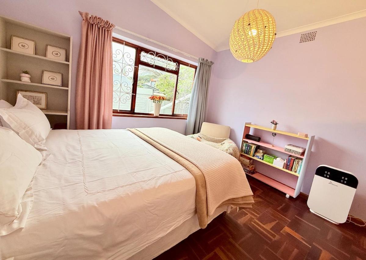 Camps Bay Family home with Sea View and Big Garden, Pets Welcome