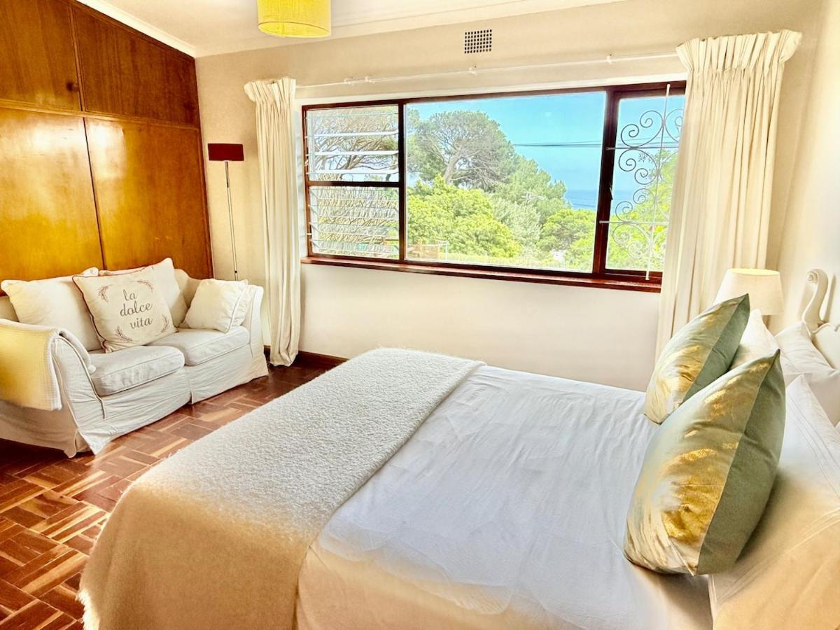 Camps Bay Family home with Sea View and Big Garden, Pets Welcome