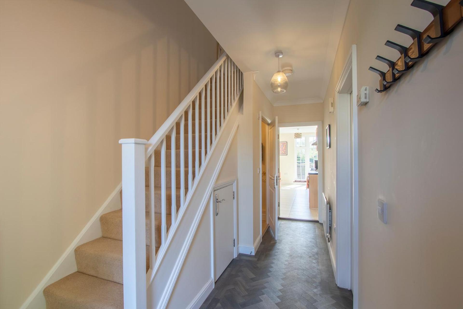 Large Central Townhse 2Baths FREE parking Superking bed