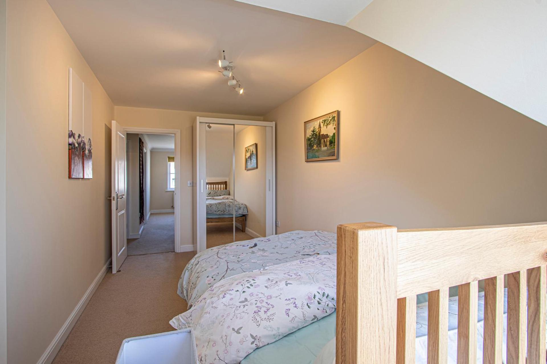 Large Central Townhse 2Baths FREE parking Superking bed