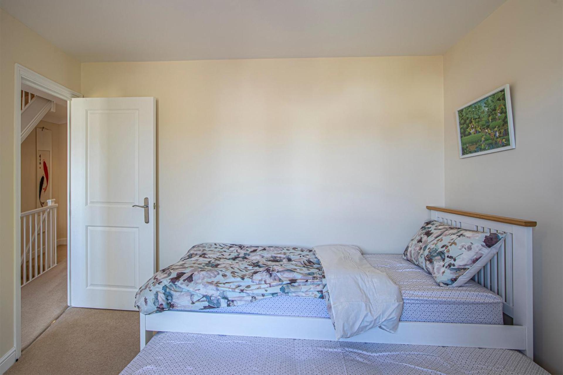 Large Central Townhse 2Baths FREE parking Superking bed