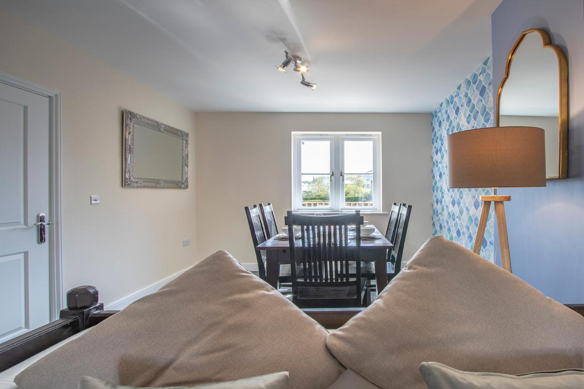 Large Central Townhse 2Baths FREE parking Superking bed