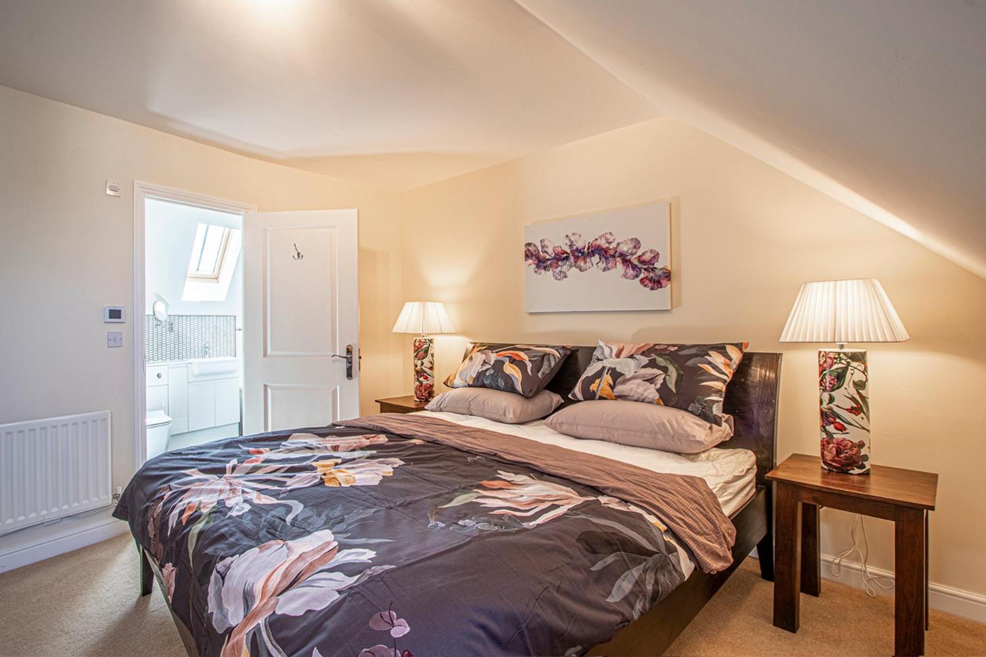 Large Central Townhse 2Baths FREE parking Superking bed