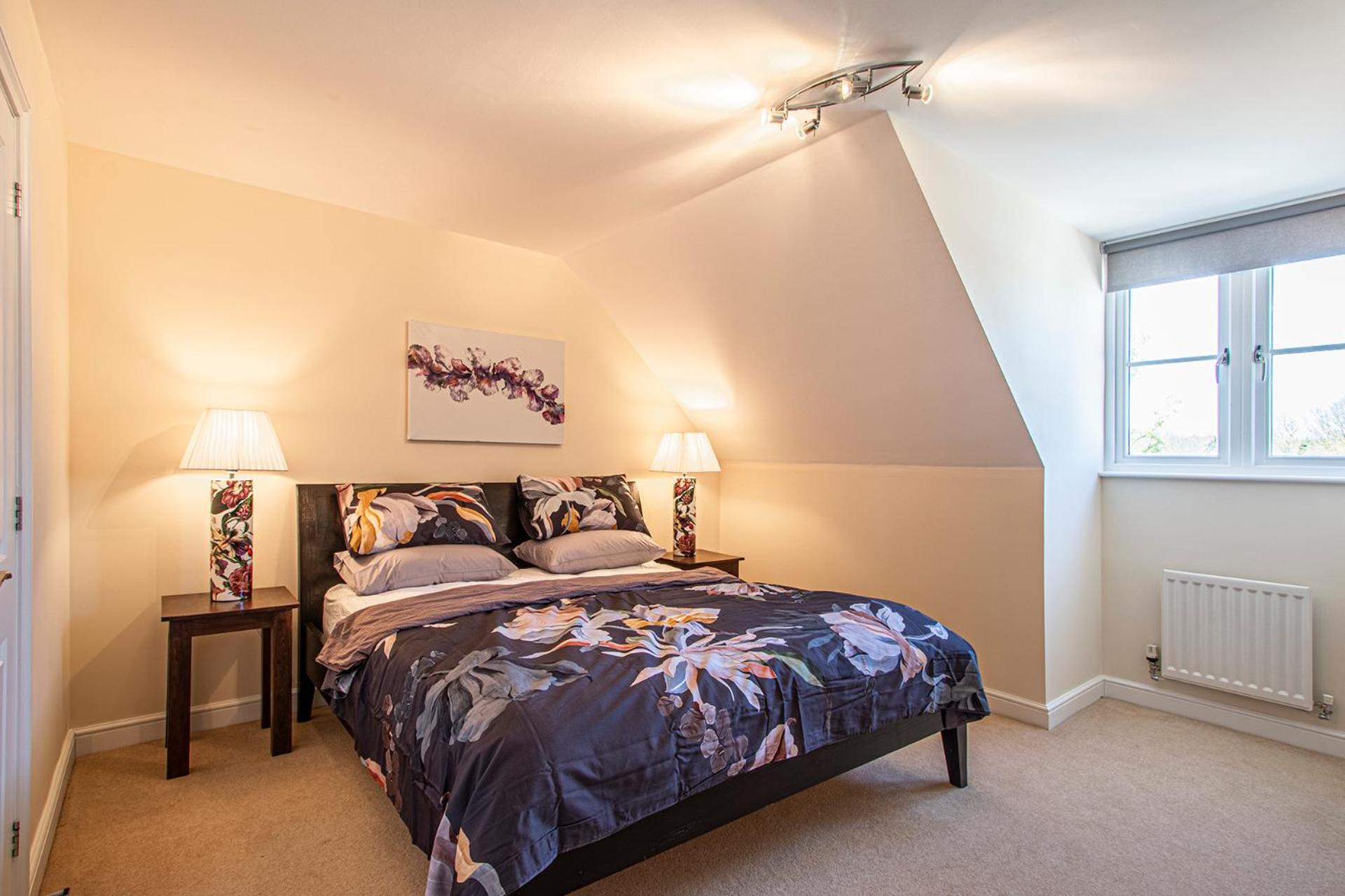 Large Central Townhse 2Baths FREE parking Superking bed