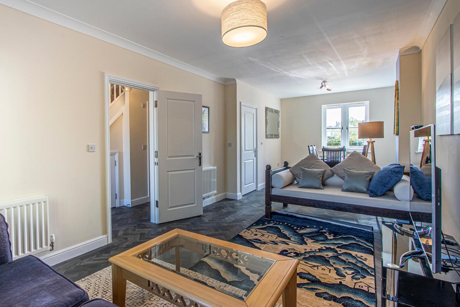 Large Central Townhse 2Baths FREE parking Superking bed