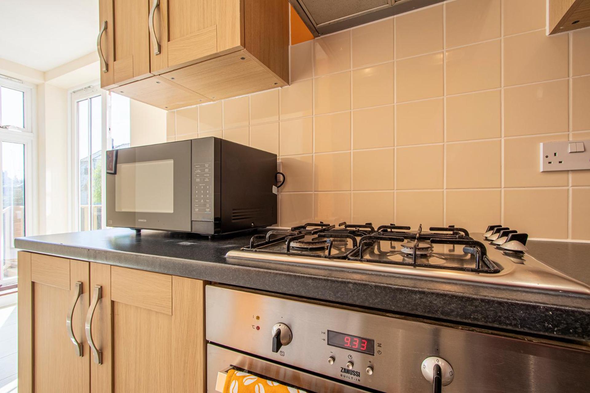 Large Central Townhse 2Baths FREE parking Superking bed