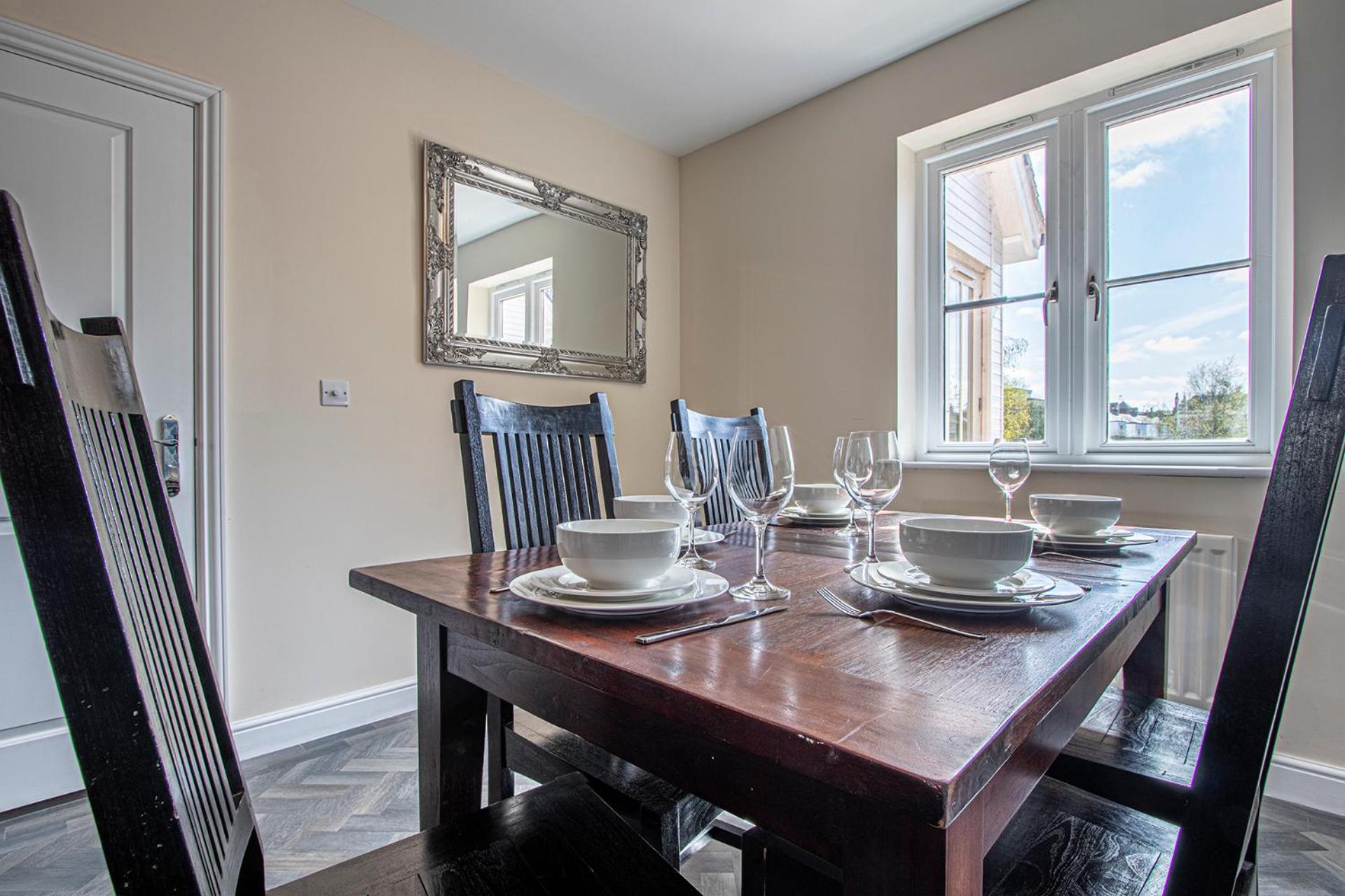 Large Central Townhse 2Baths FREE parking Superking bed