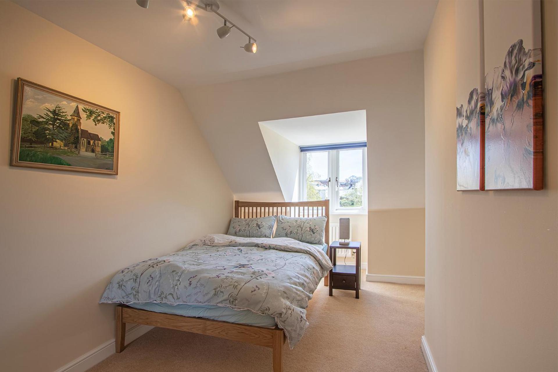 Large Central Townhse 2Baths FREE parking Superking bed