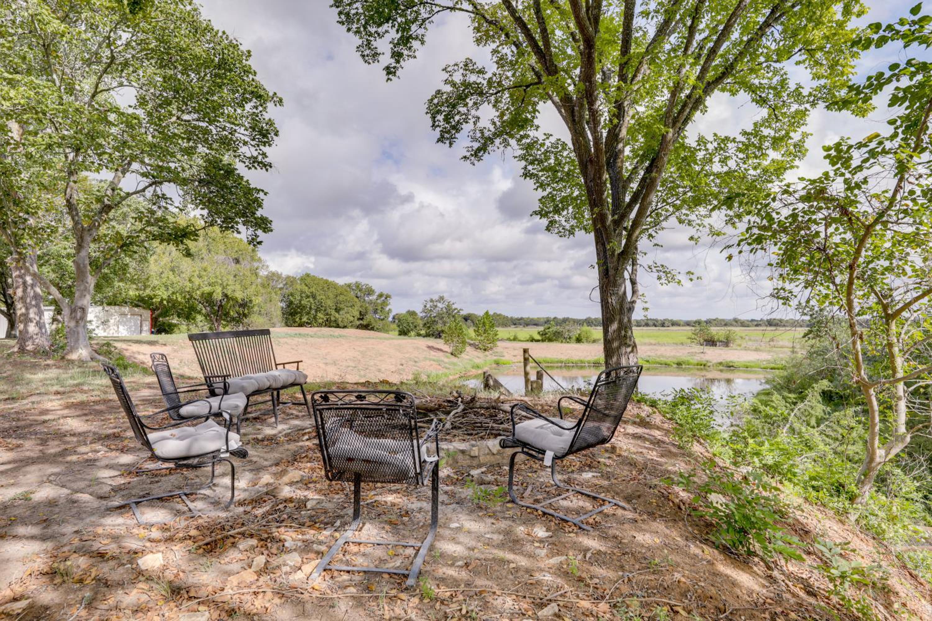 Family Home with Covered Patio and Grill in La Grange