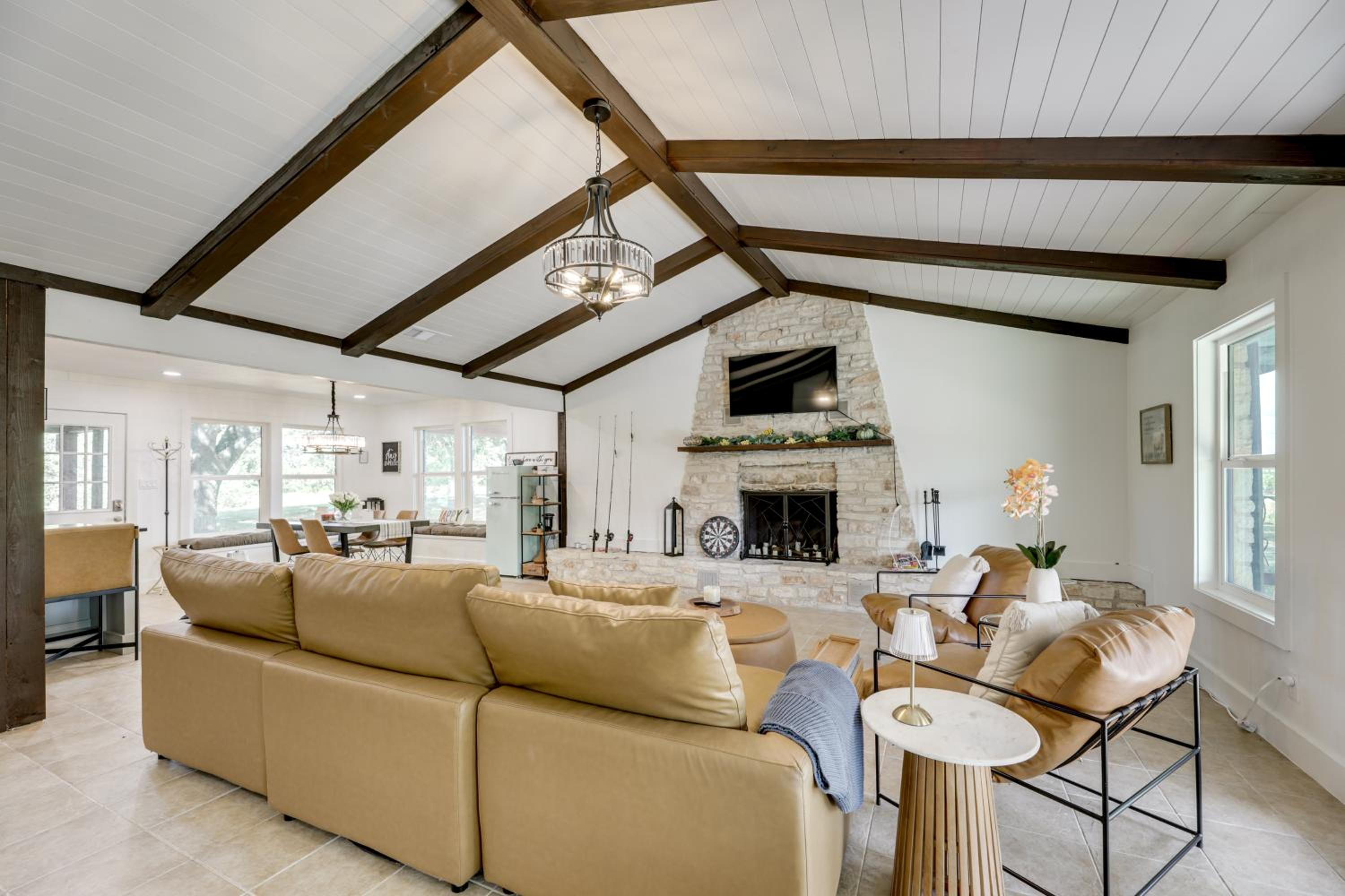 Family Home with Covered Patio and Grill in La Grange