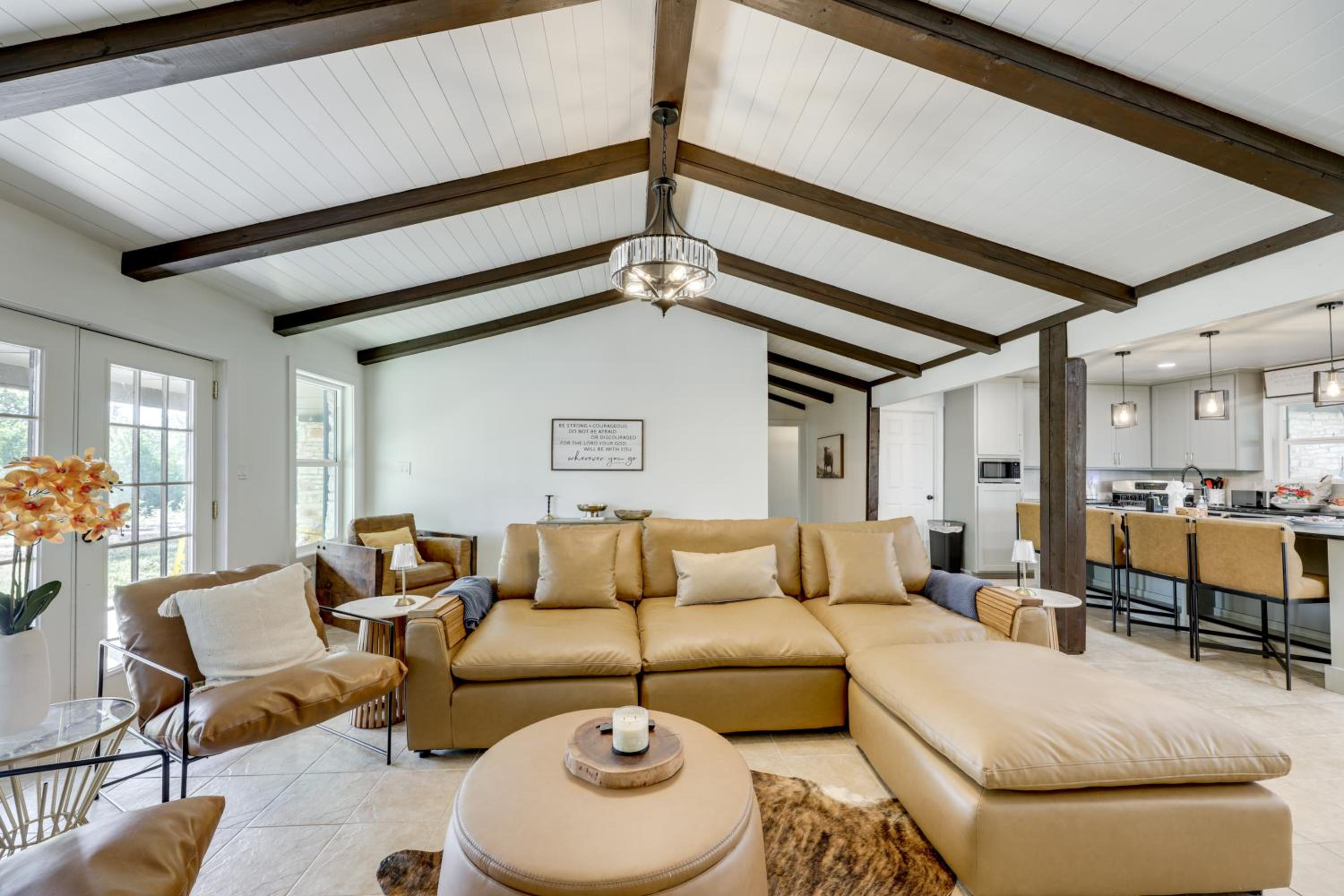 Family Home with Covered Patio and Grill in La Grange