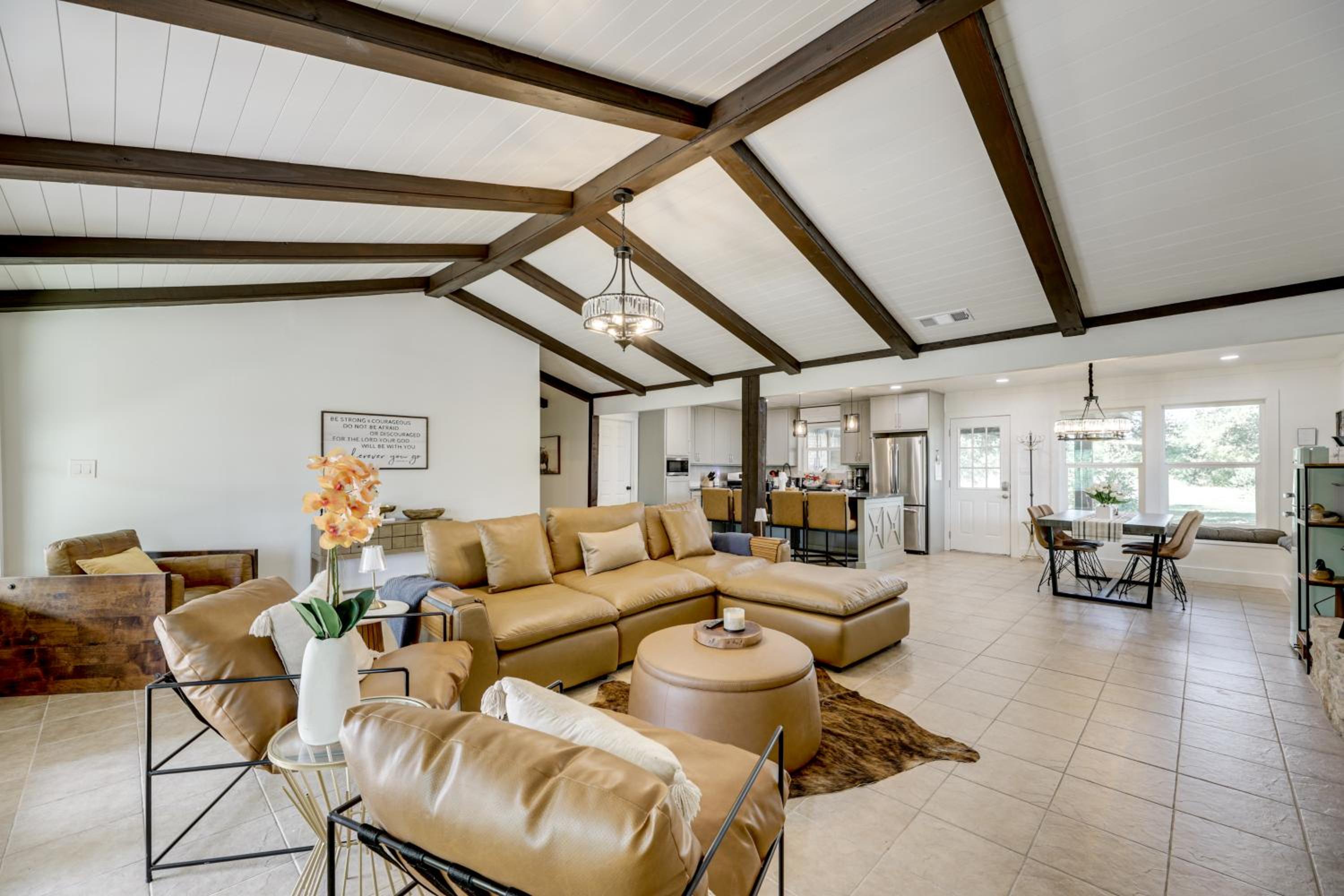 Family Home with Covered Patio and Grill in La Grange