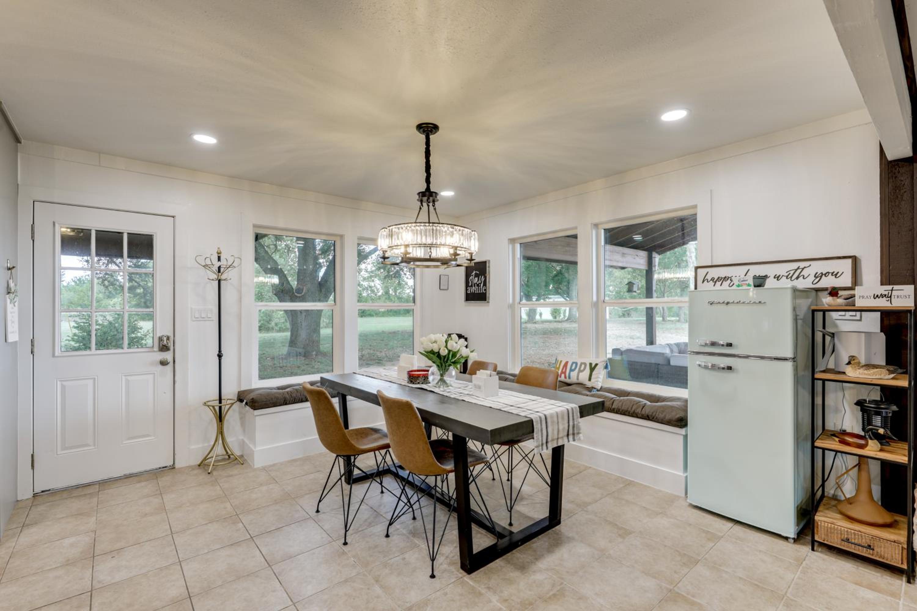 Family Home with Covered Patio and Grill in La Grange