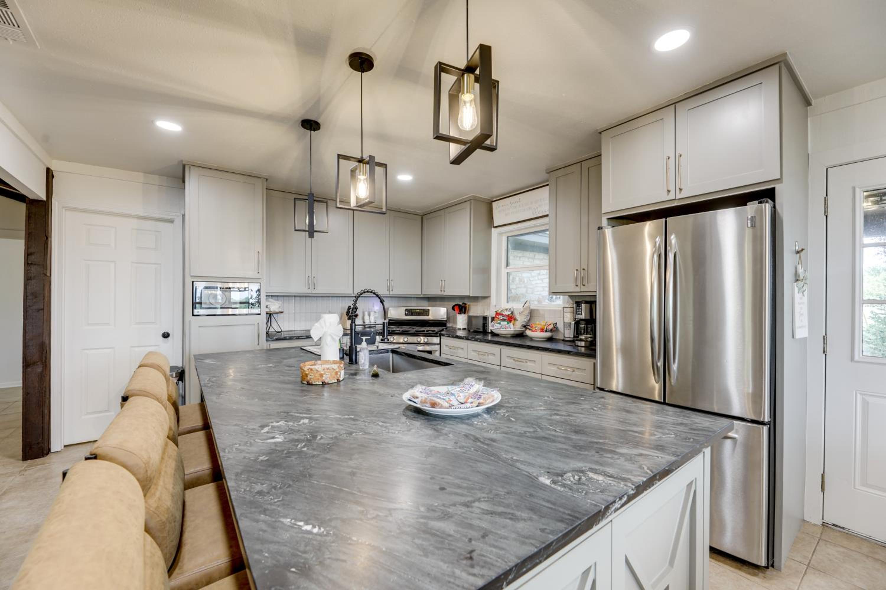 Family Home with Covered Patio and Grill in La Grange