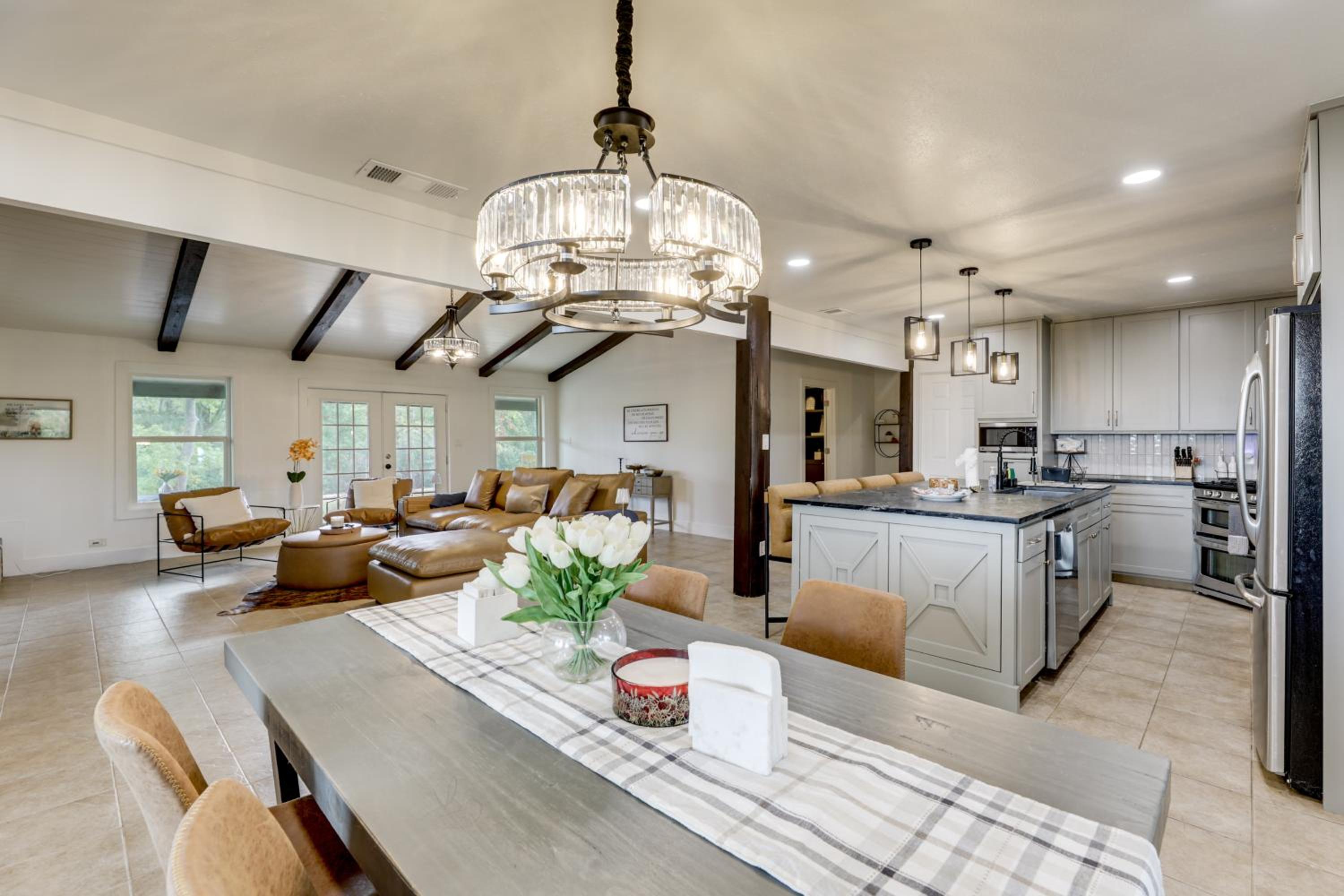 Family Home with Covered Patio and Grill in La Grange