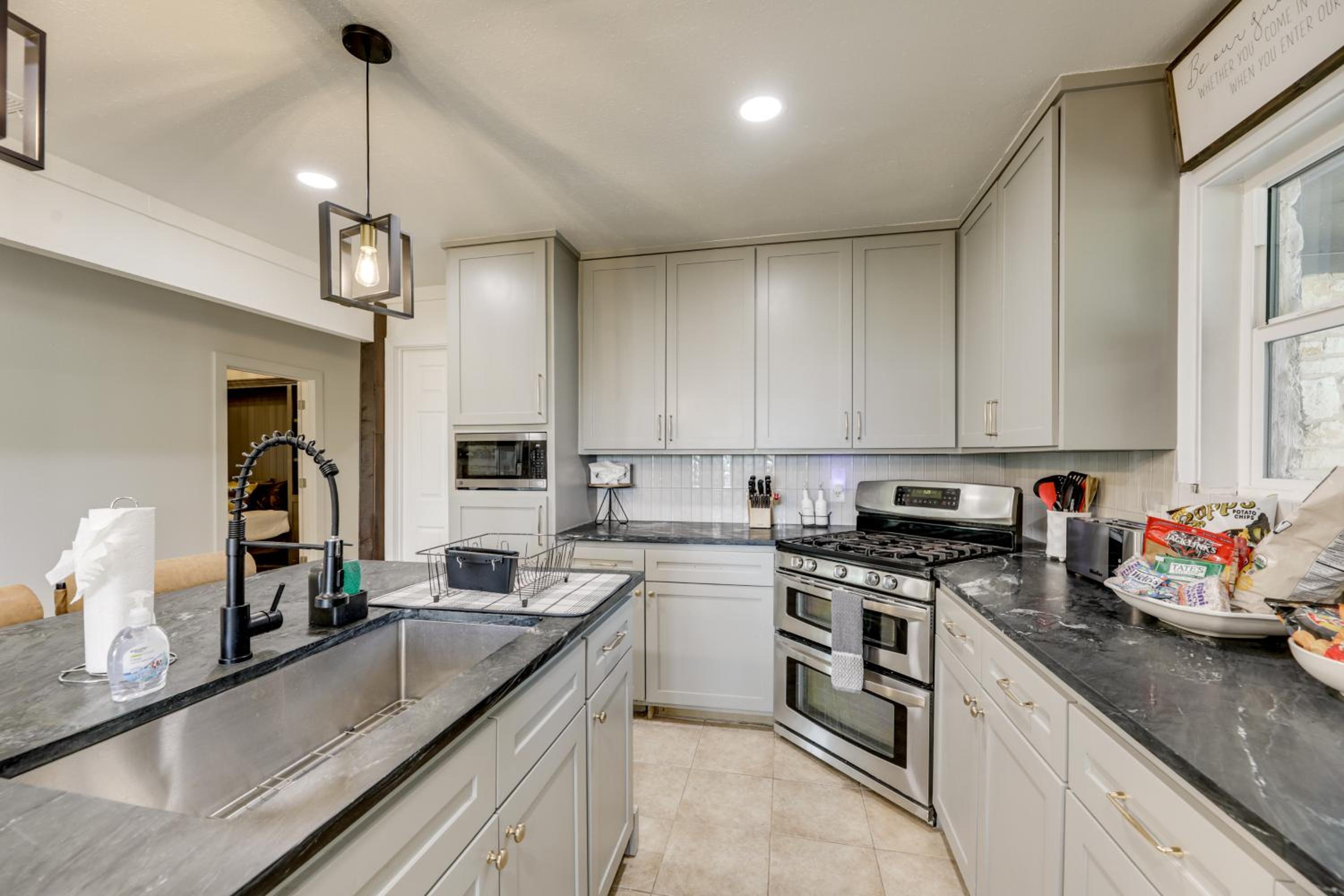 Family Home with Covered Patio and Grill in La Grange