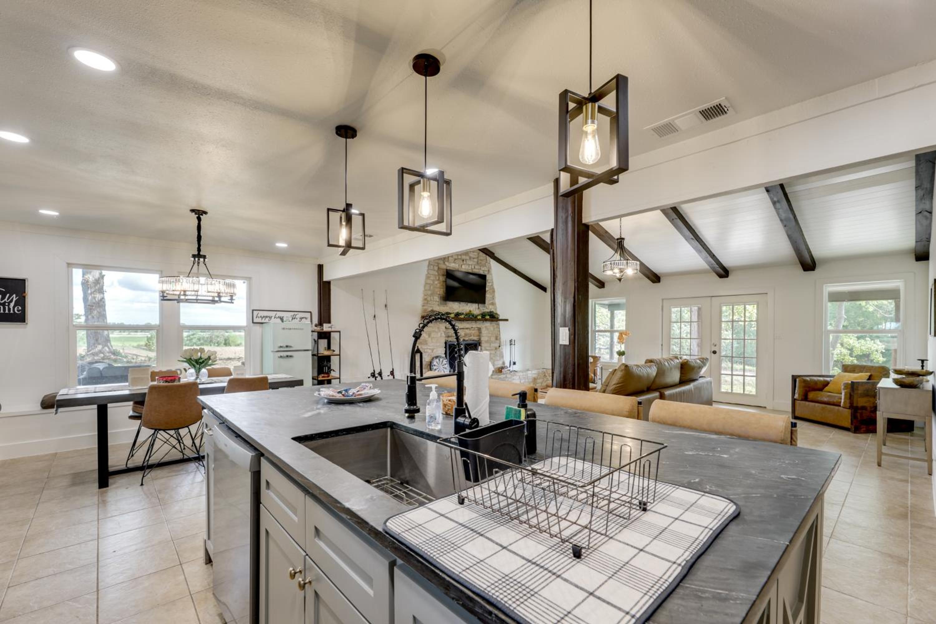 Family Home with Covered Patio and Grill in La Grange