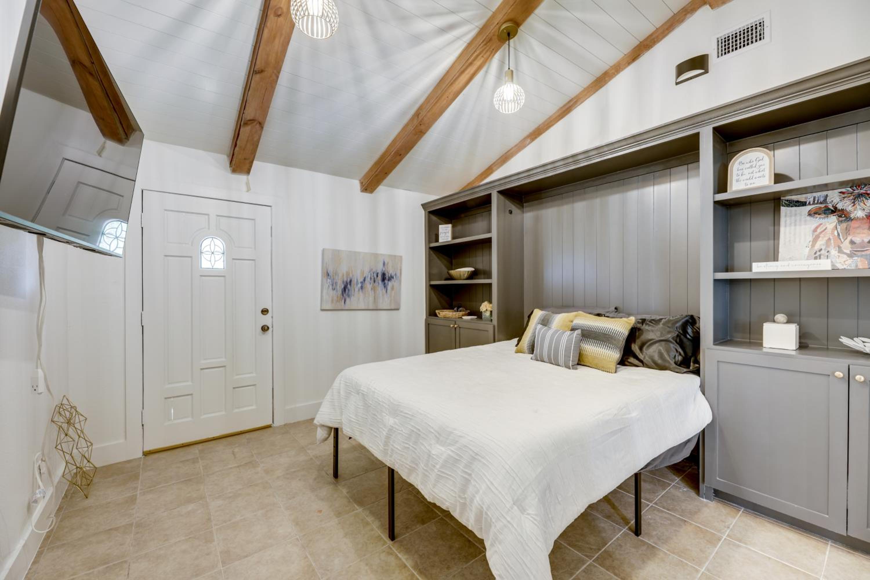 Family Home with Covered Patio and Grill in La Grange