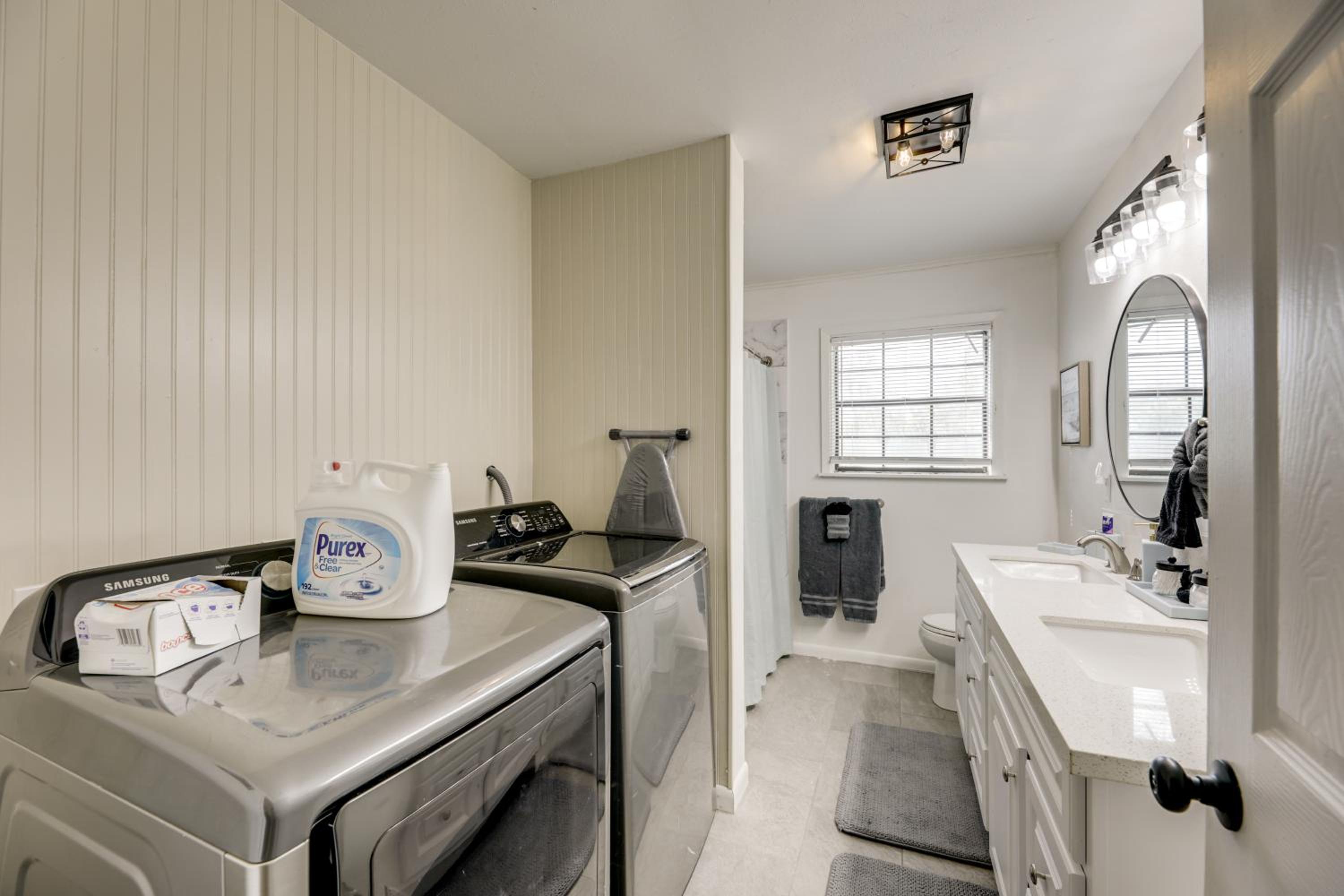 Family Home with Covered Patio and Grill in La Grange