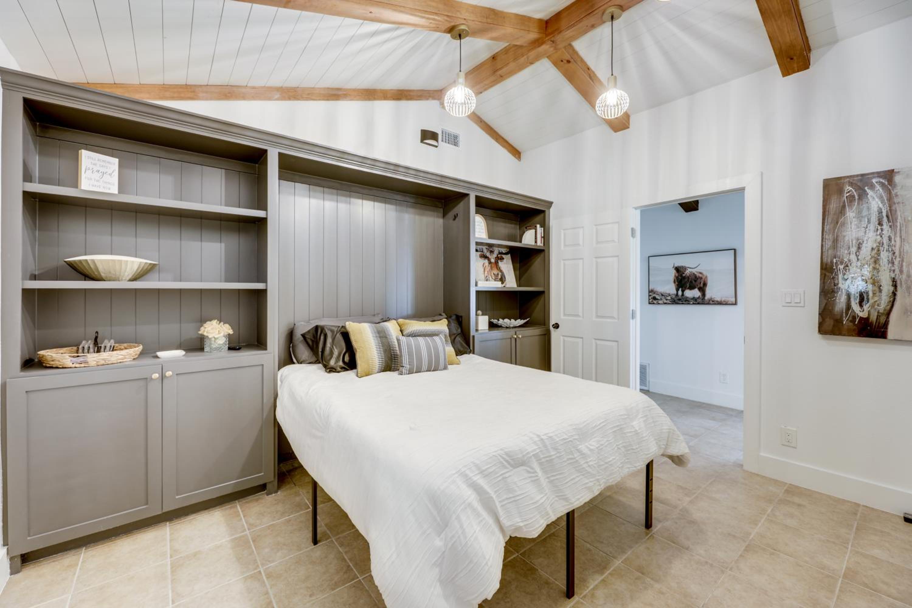 Family Home with Covered Patio and Grill in La Grange