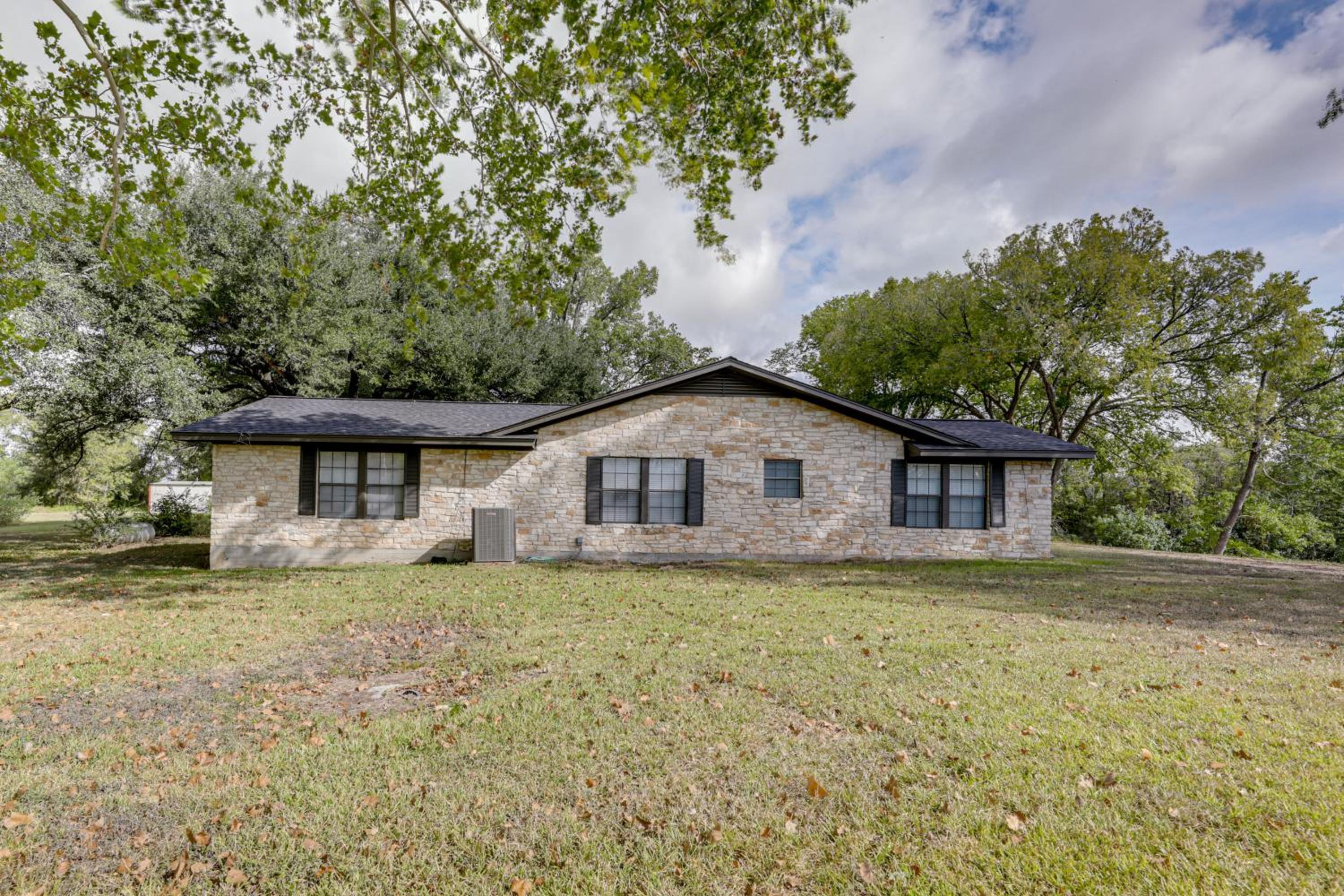 Family Home with Covered Patio and Grill in La Grange