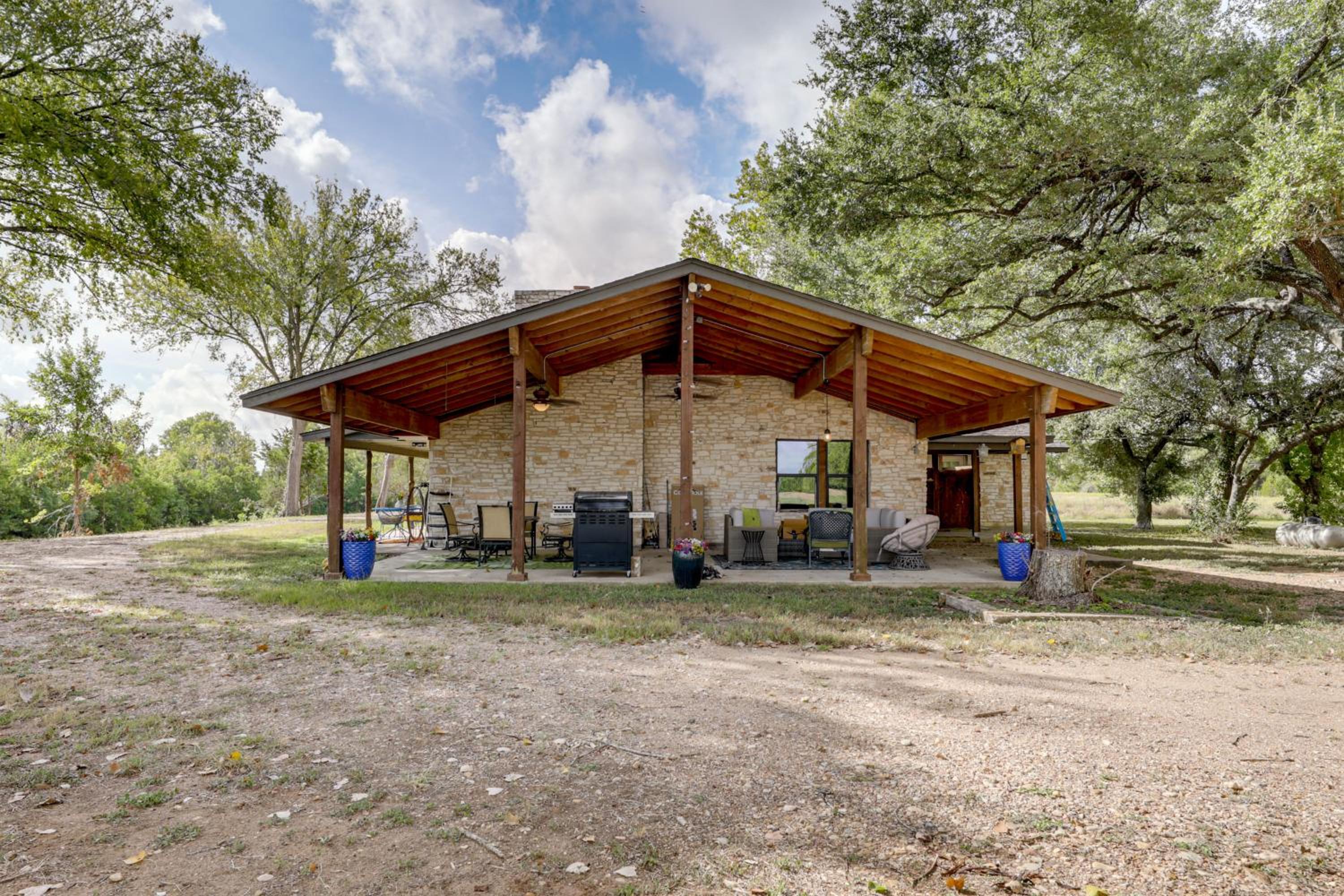 Family Home with Covered Patio and Grill in La Grange