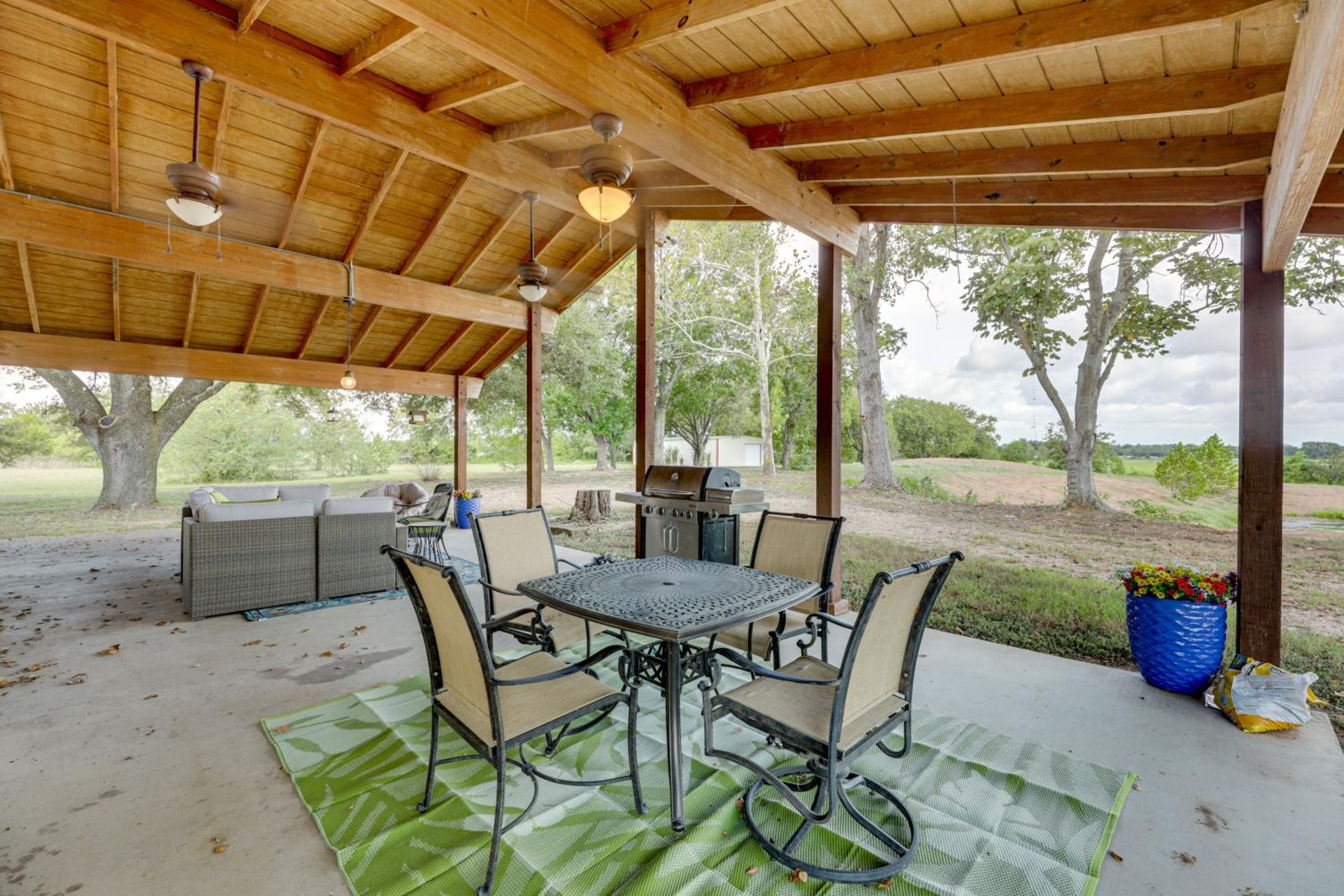 Family Home with Covered Patio and Grill in La Grange