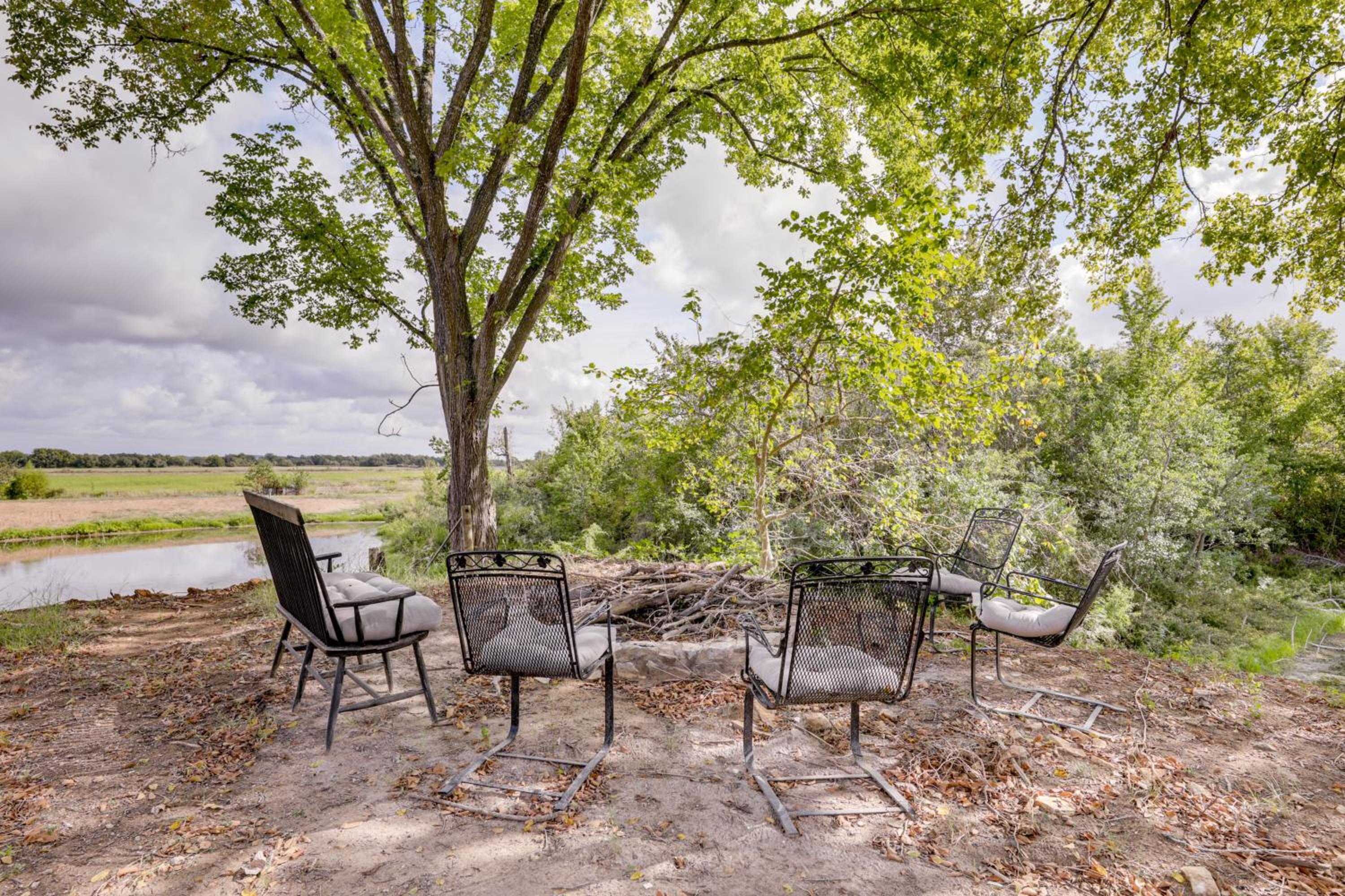 Family Home with Covered Patio and Grill in La Grange
