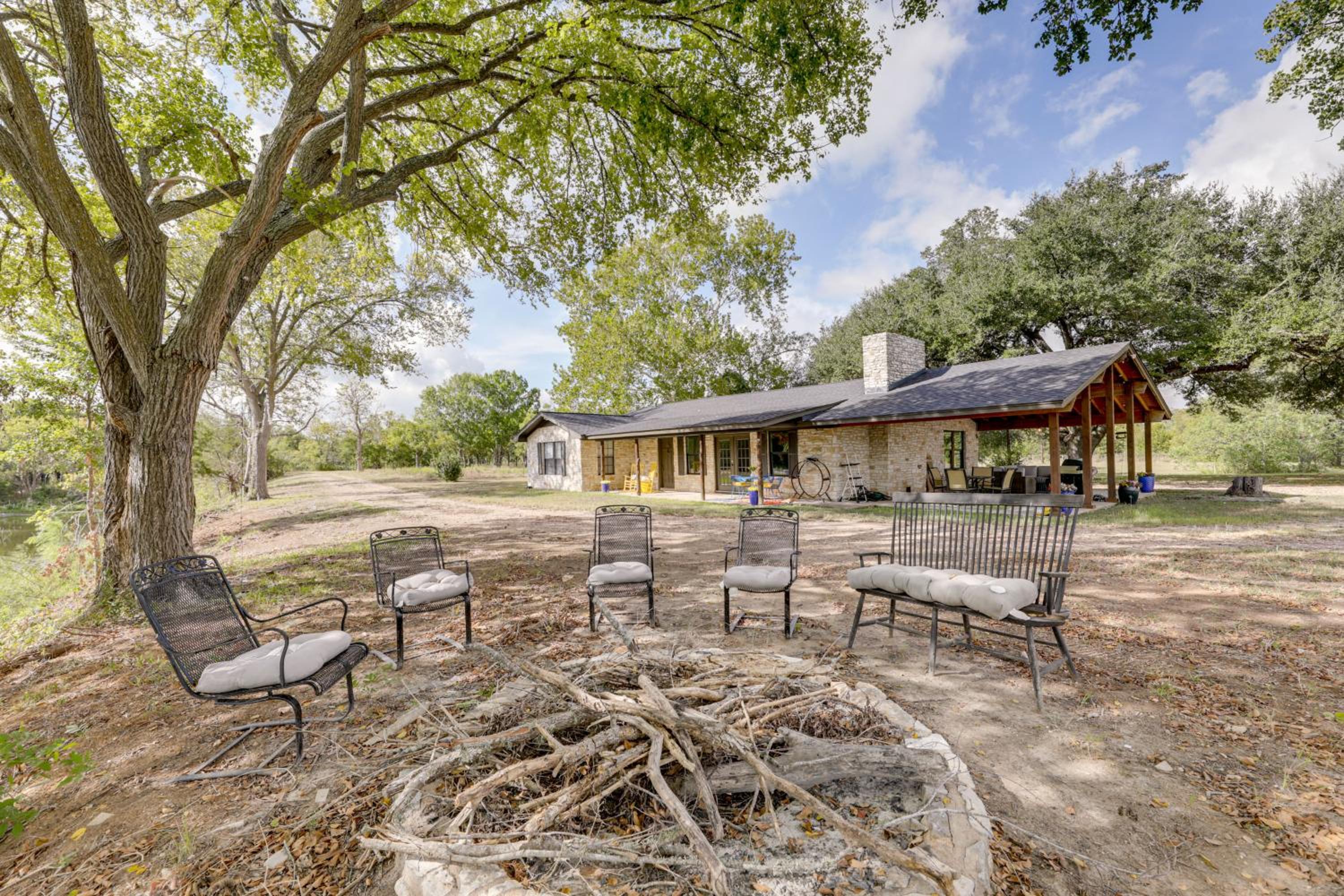 Family Home with Covered Patio and Grill in La Grange