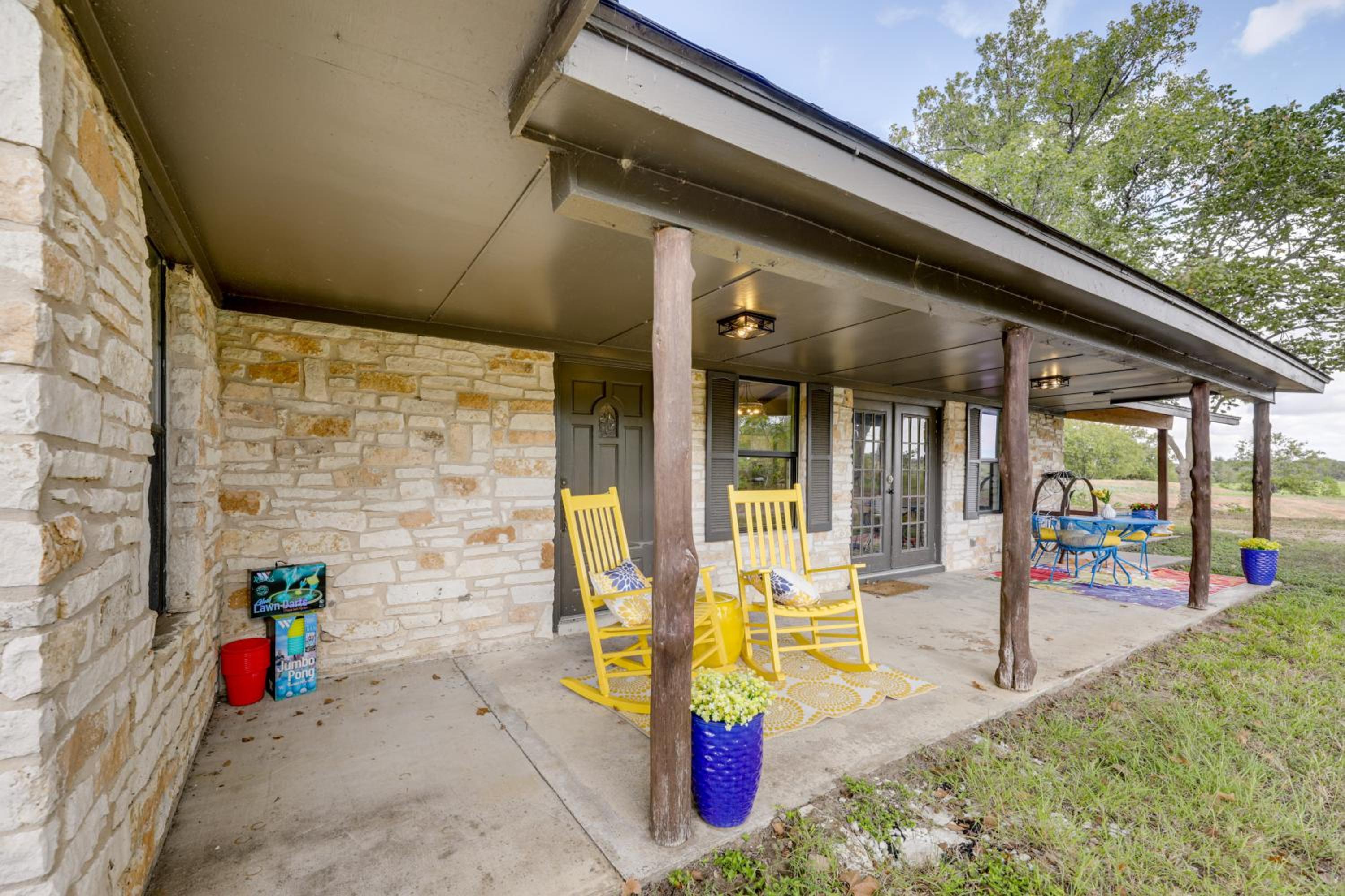 Family Home with Covered Patio and Grill in La Grange