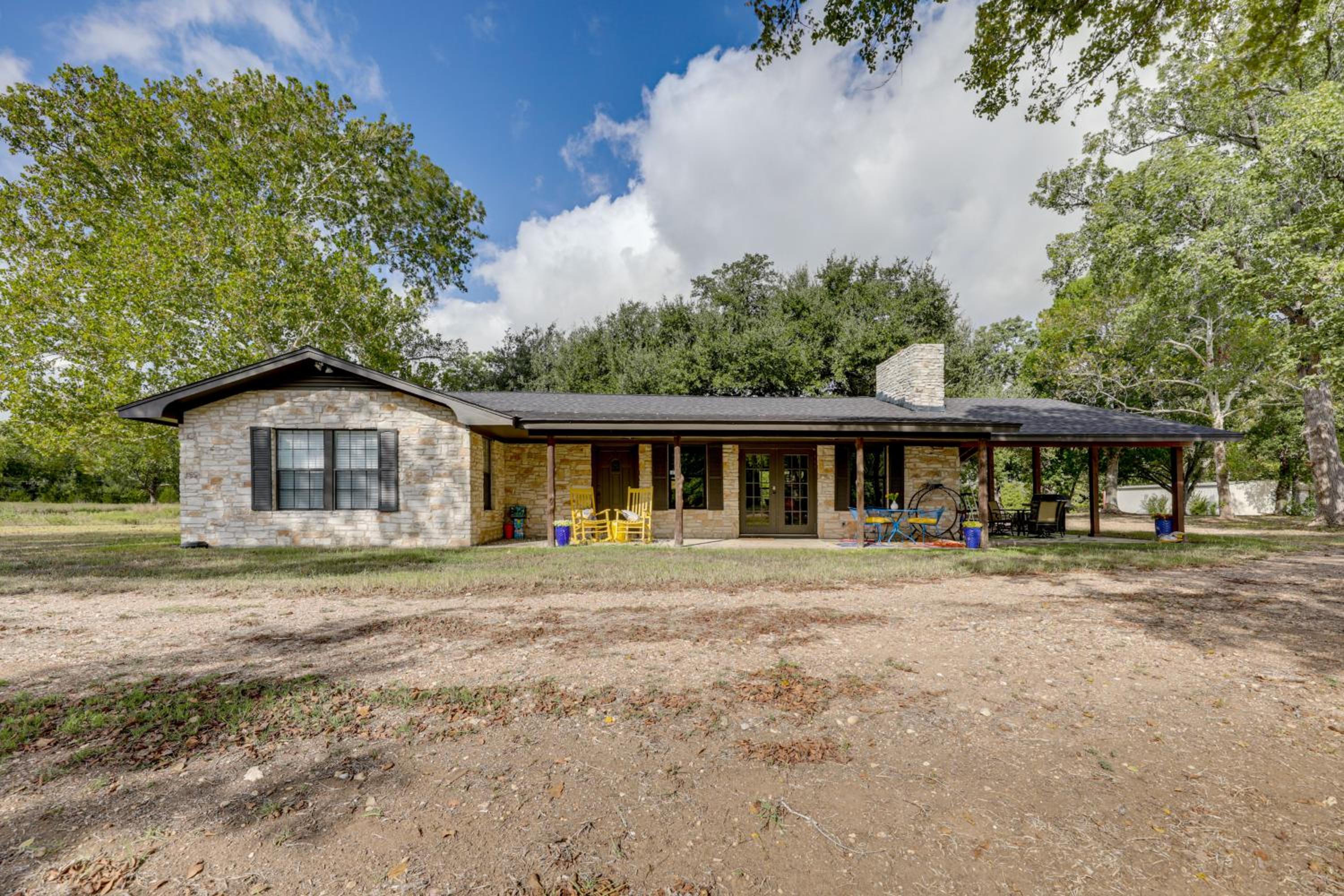 Family Home with Covered Patio and Grill in La Grange