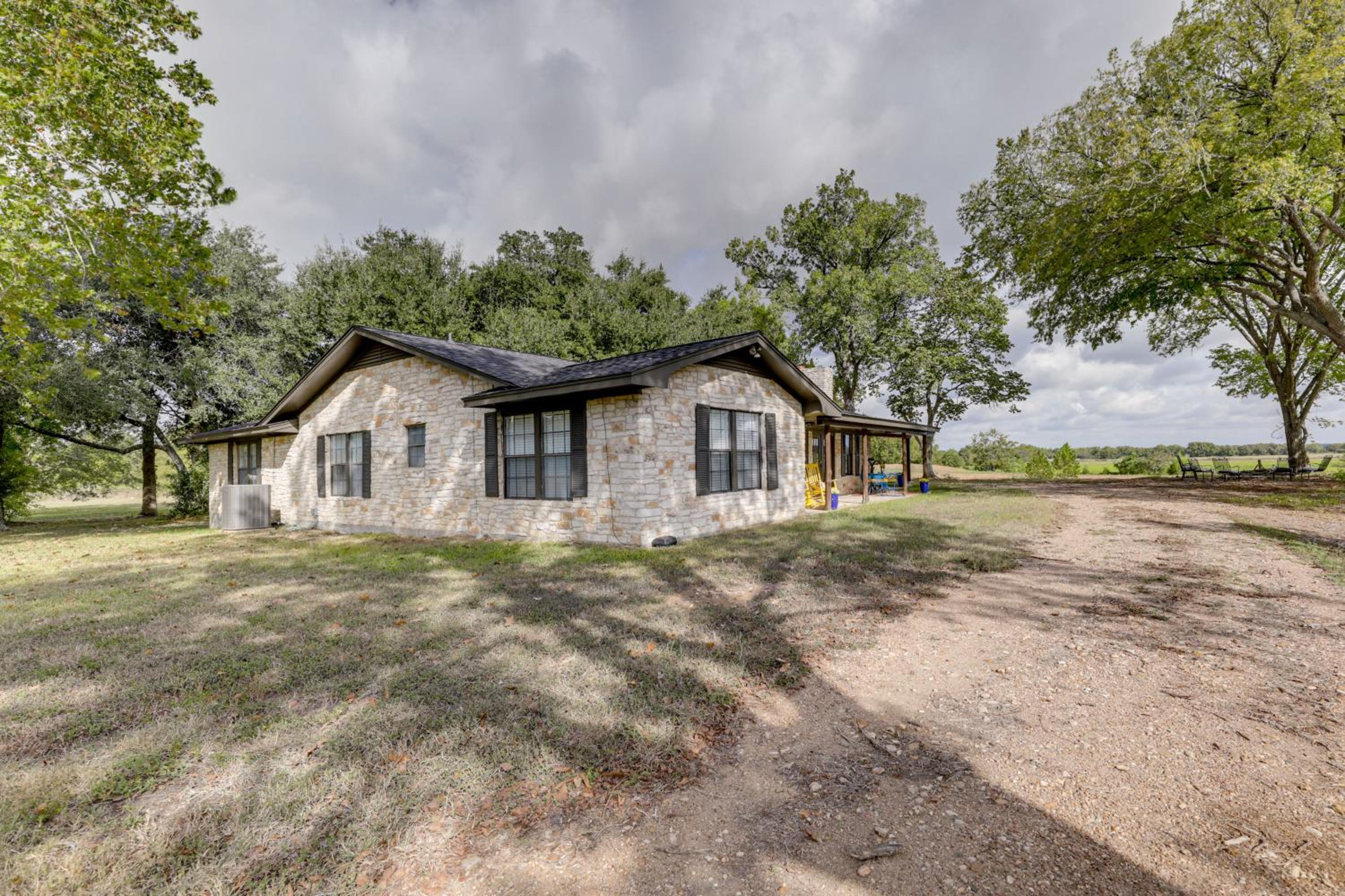 Family Home with Covered Patio and Grill in La Grange