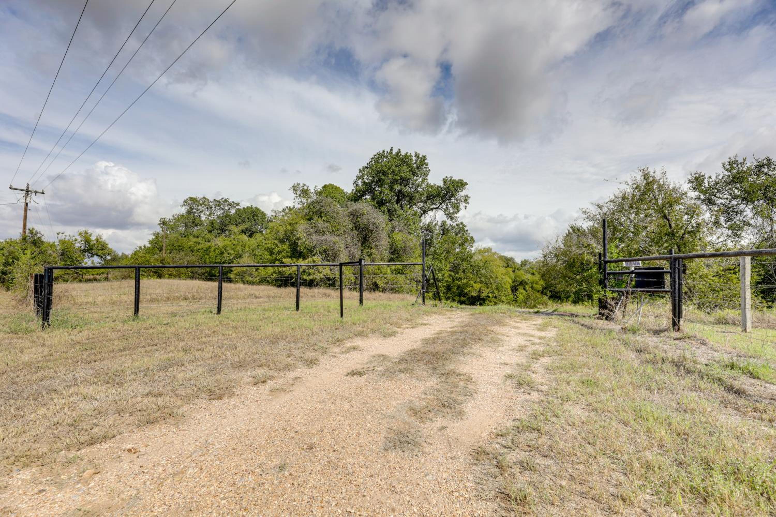 Family Home with Covered Patio and Grill in La Grange