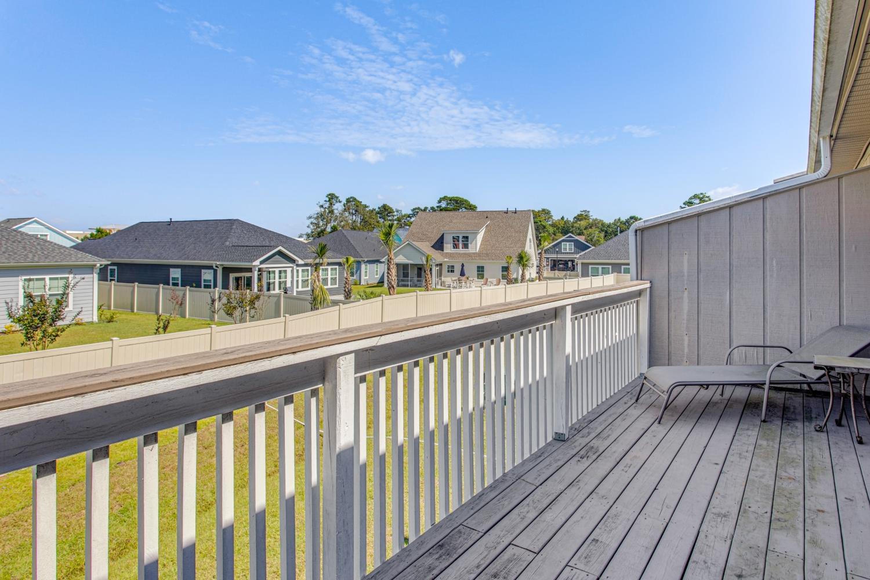 1 Mi to Cherry Grove Beach Quiet Escape with Deck