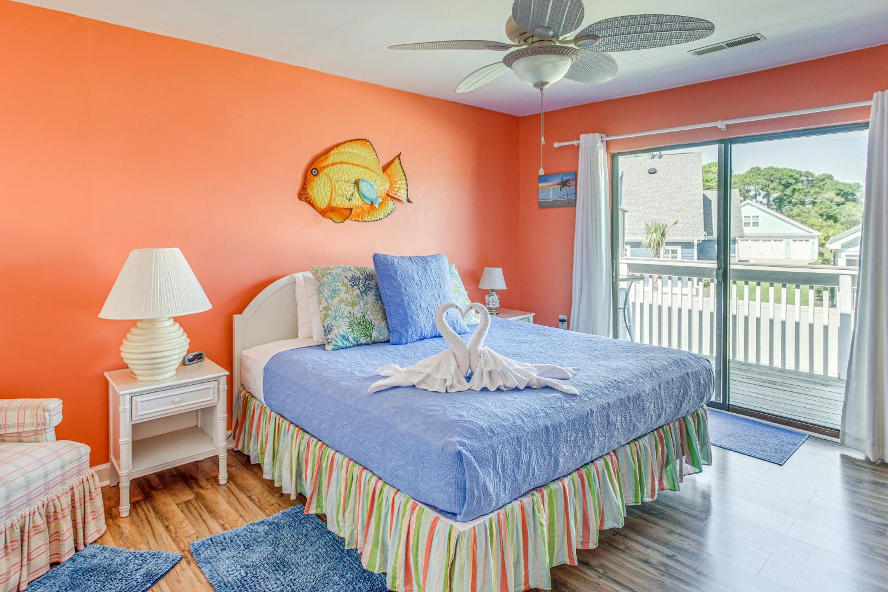 1 Mi to Cherry Grove Beach Quiet Escape with Deck