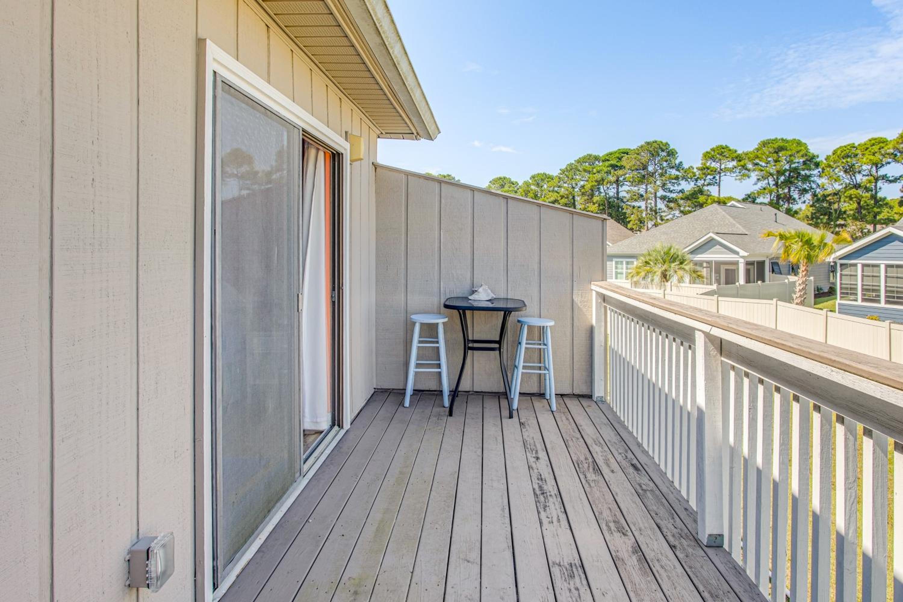 1 Mi to Cherry Grove Beach Quiet Escape with Deck