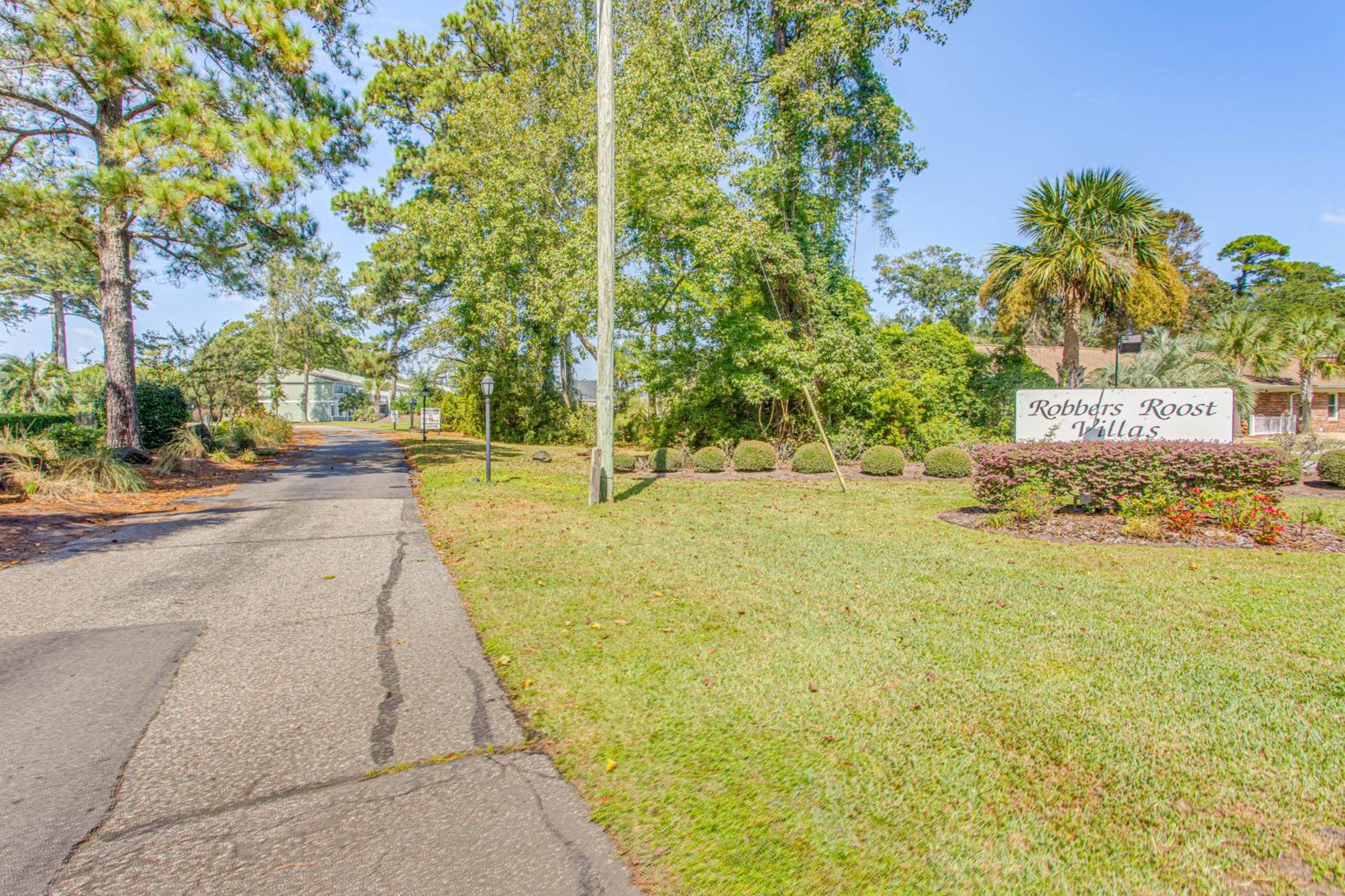1 Mi to Cherry Grove Beach Quiet Escape with Deck