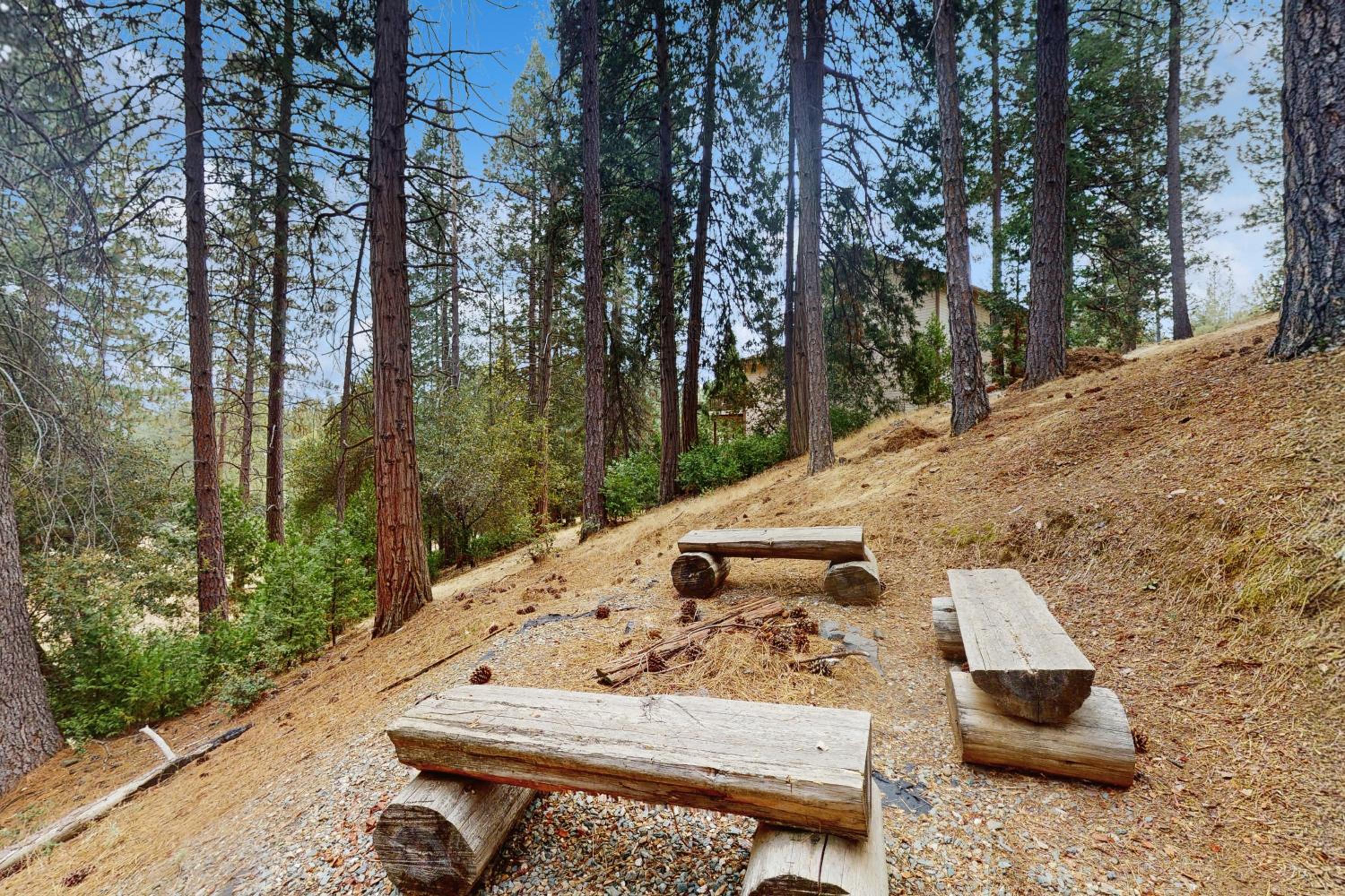 Games, Covered Deck Family Home 28 Mi to Yosemite